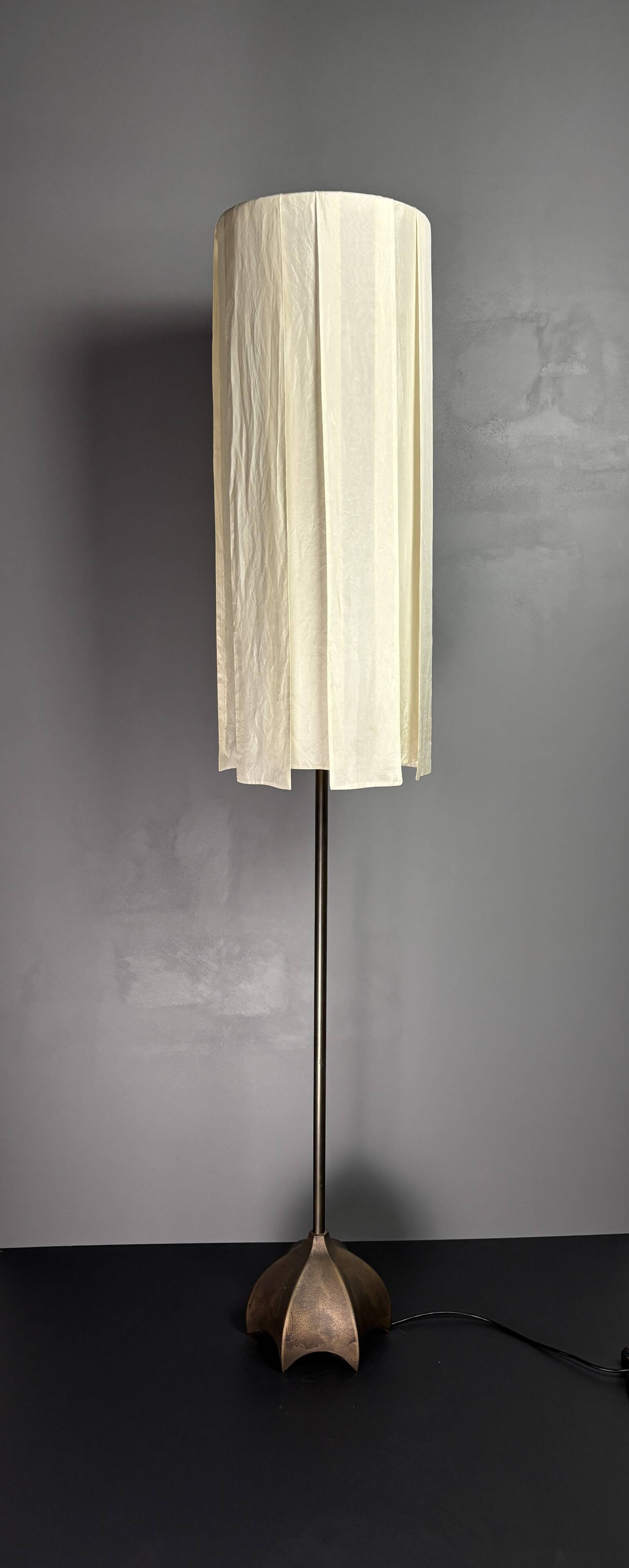 Brutalist bronze floor lamp, Dutch design by Jan des Bouvrie for Quasar