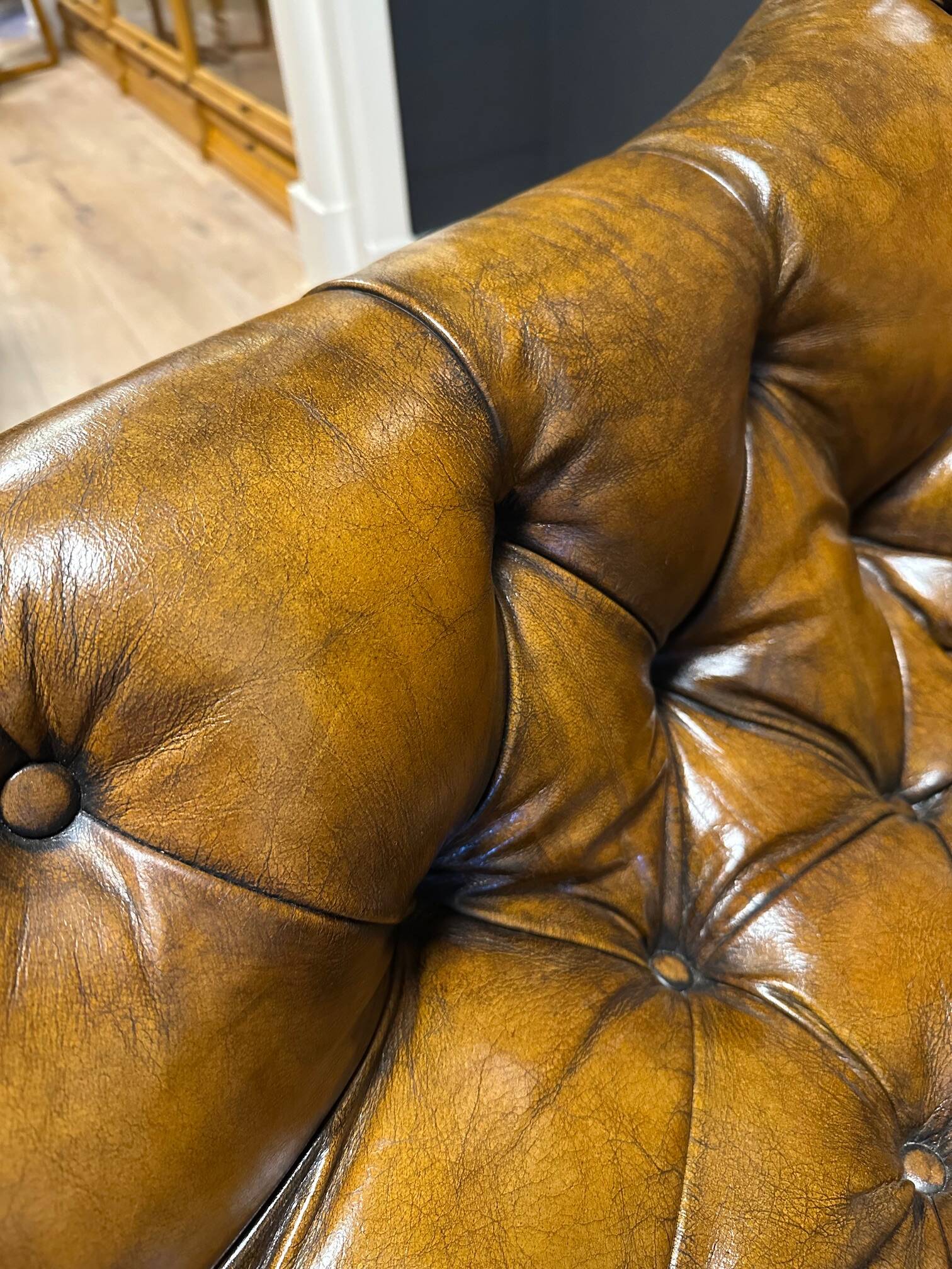 Set of 2 leather club chairs