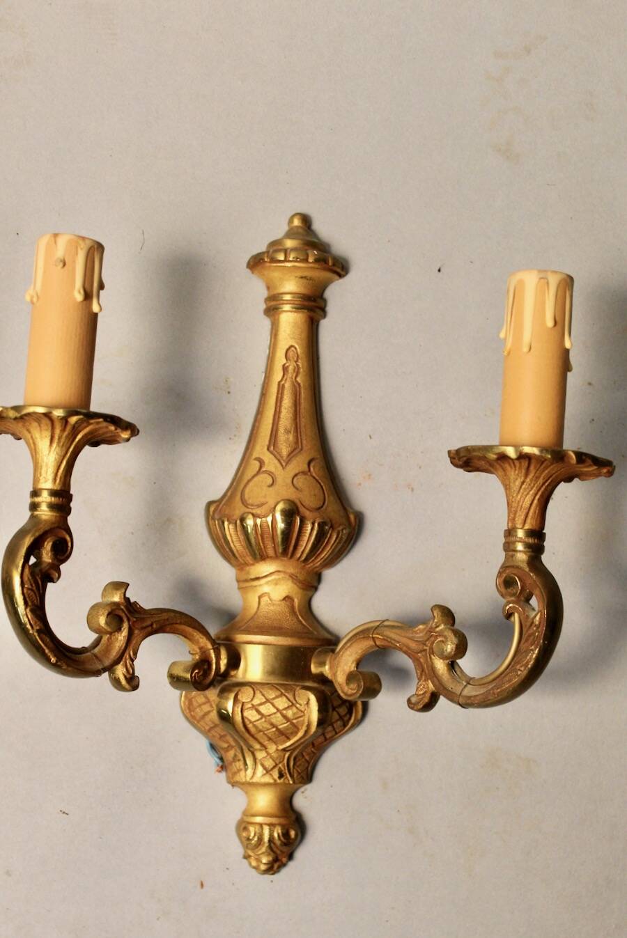 Bronze chandelier with 5 arms and its pair of 2-light wall sconces.