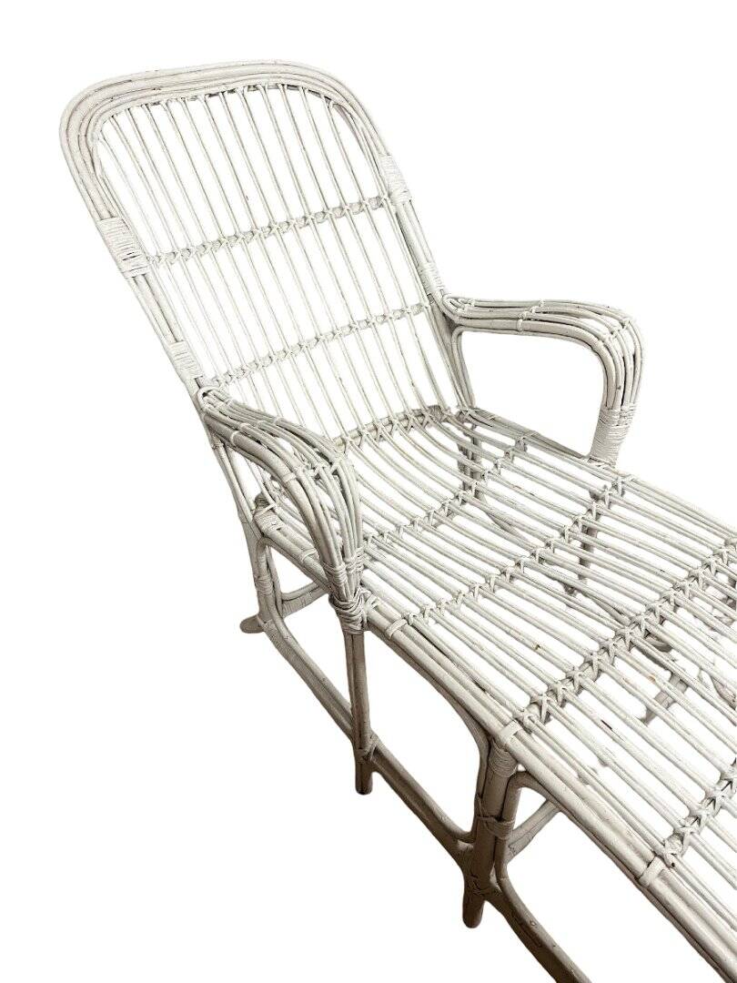 Vintage deckchair or chaise longue in white lacquered rattan from the 1960s