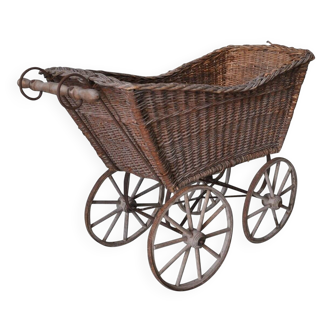Landau vintage in wicker and brown wood, 1930s, large wheels and metal structure.