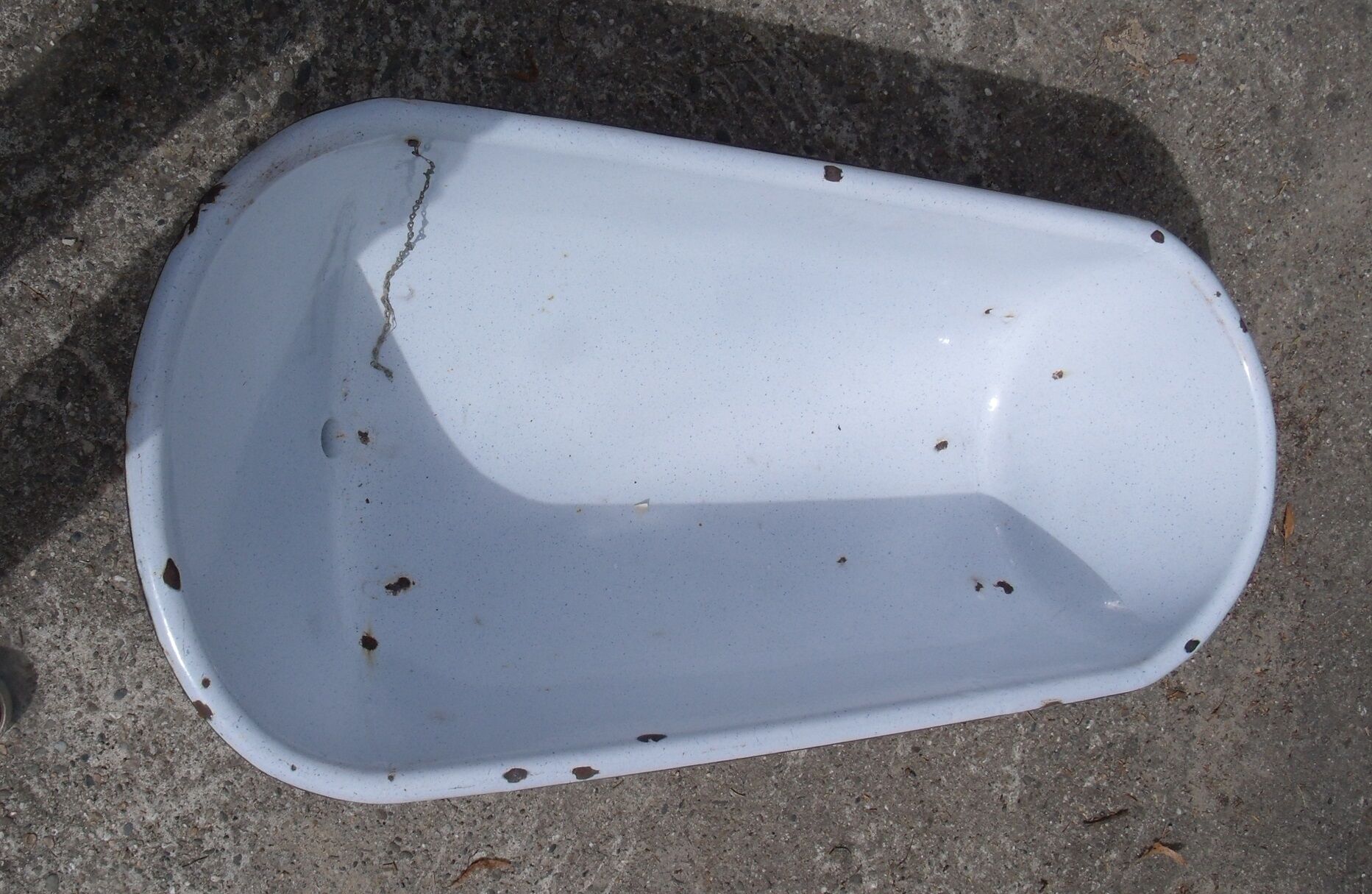 Small children's bathtub in enamelled metal