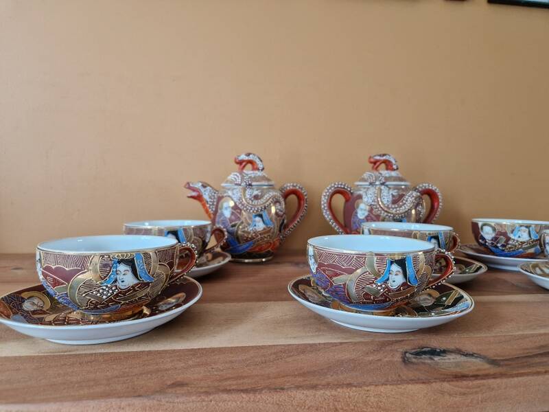 Beautiful Dainan porcelain tea/coffee service - Polychrome porcelain with relief decoration of dragons