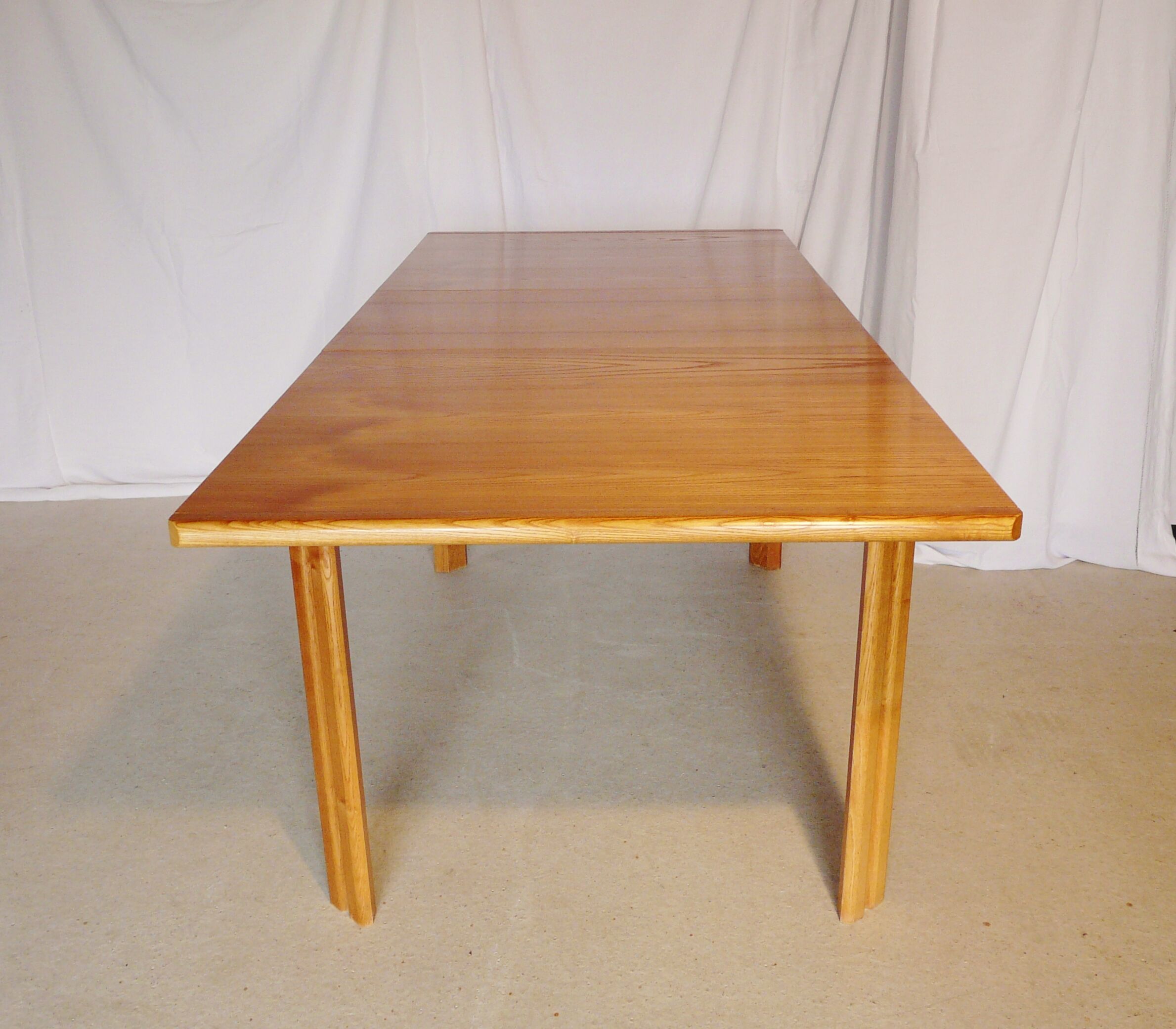 Extendable rectangular table in blond wood
