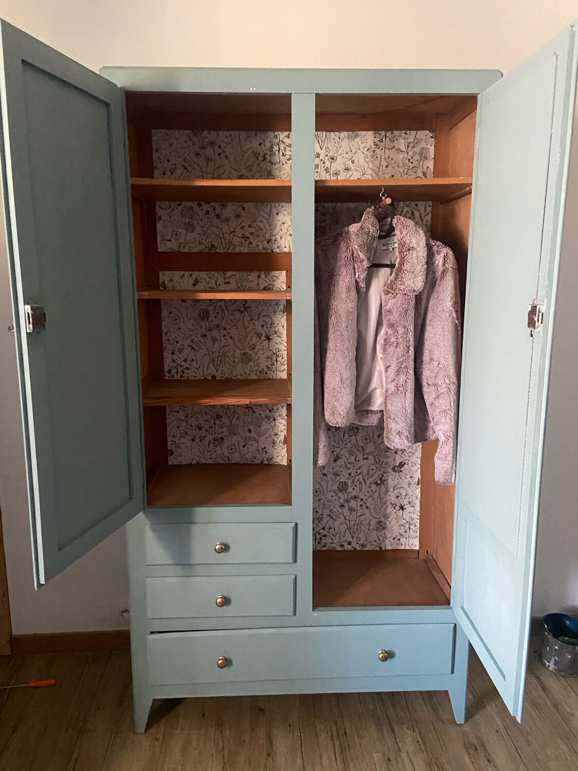 Armoire parisienne