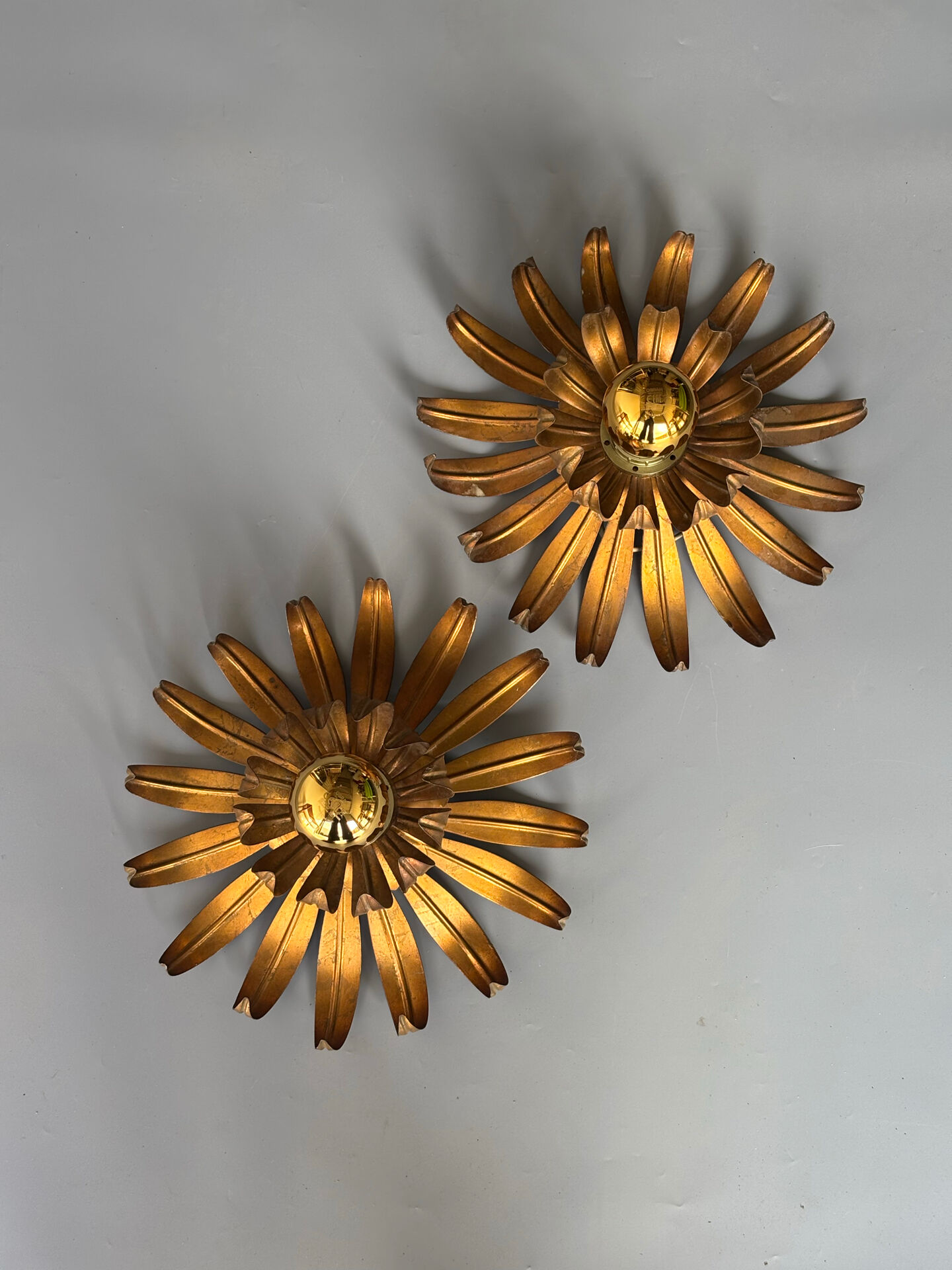 Pair of floral wall lights in gilded metal, 1960