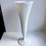 Vase en opaline blanc dentelé années 60