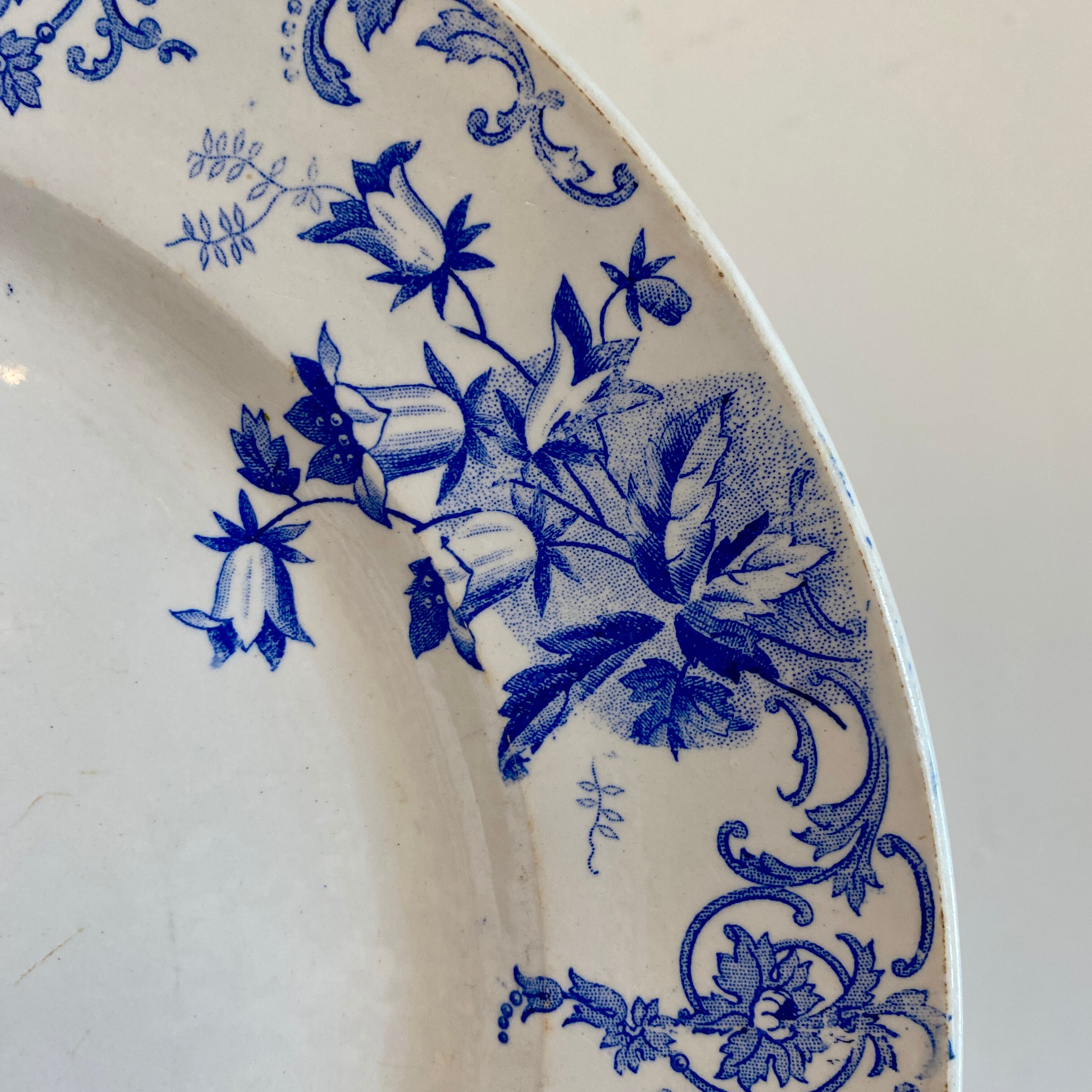 Vintage round dish in iron earth