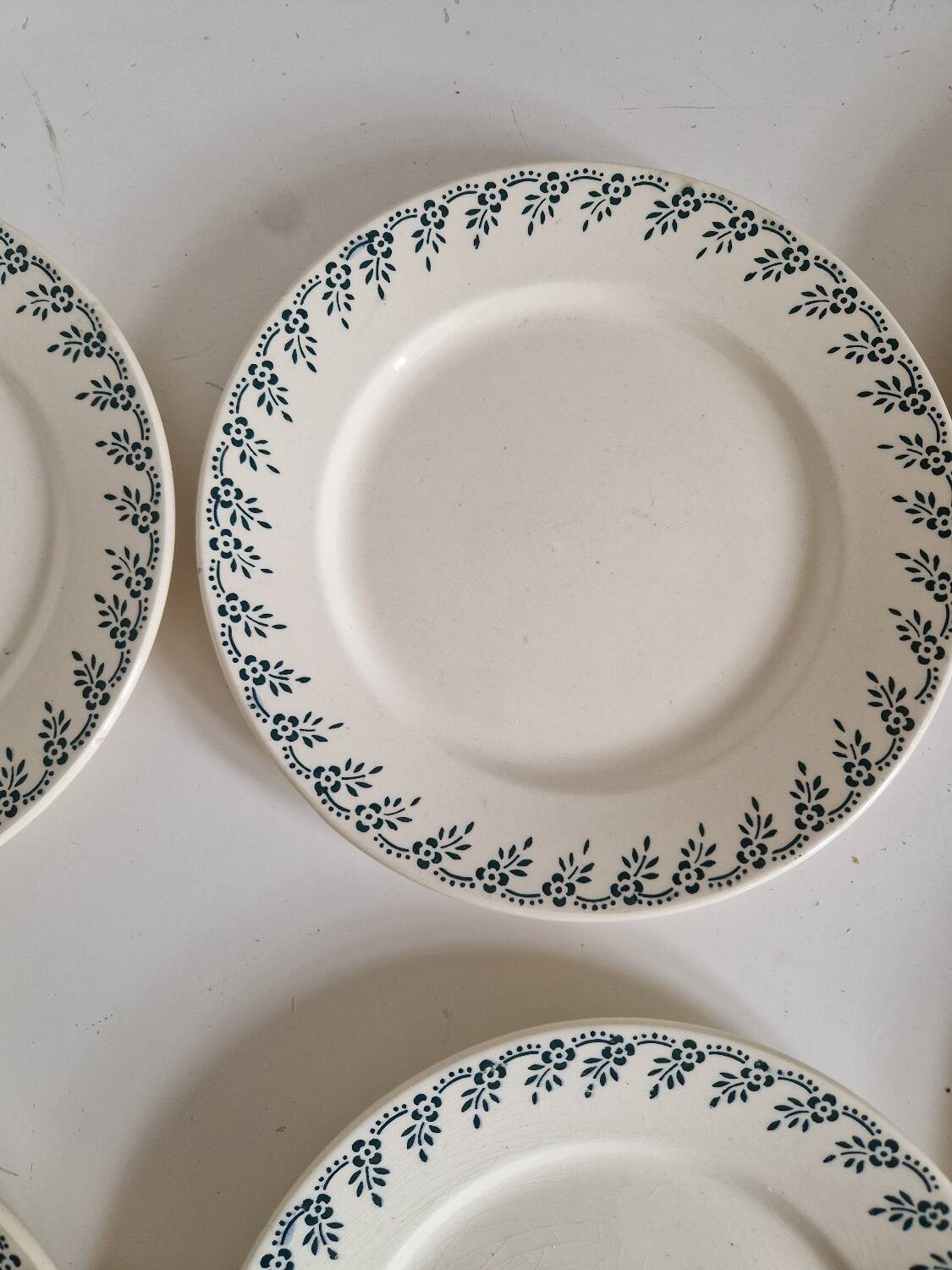 12 assiettes plates Choisy le Roi en terre de fer modèle 1212