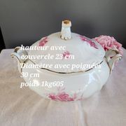 Soup tureen, sauce boat and serving dishes