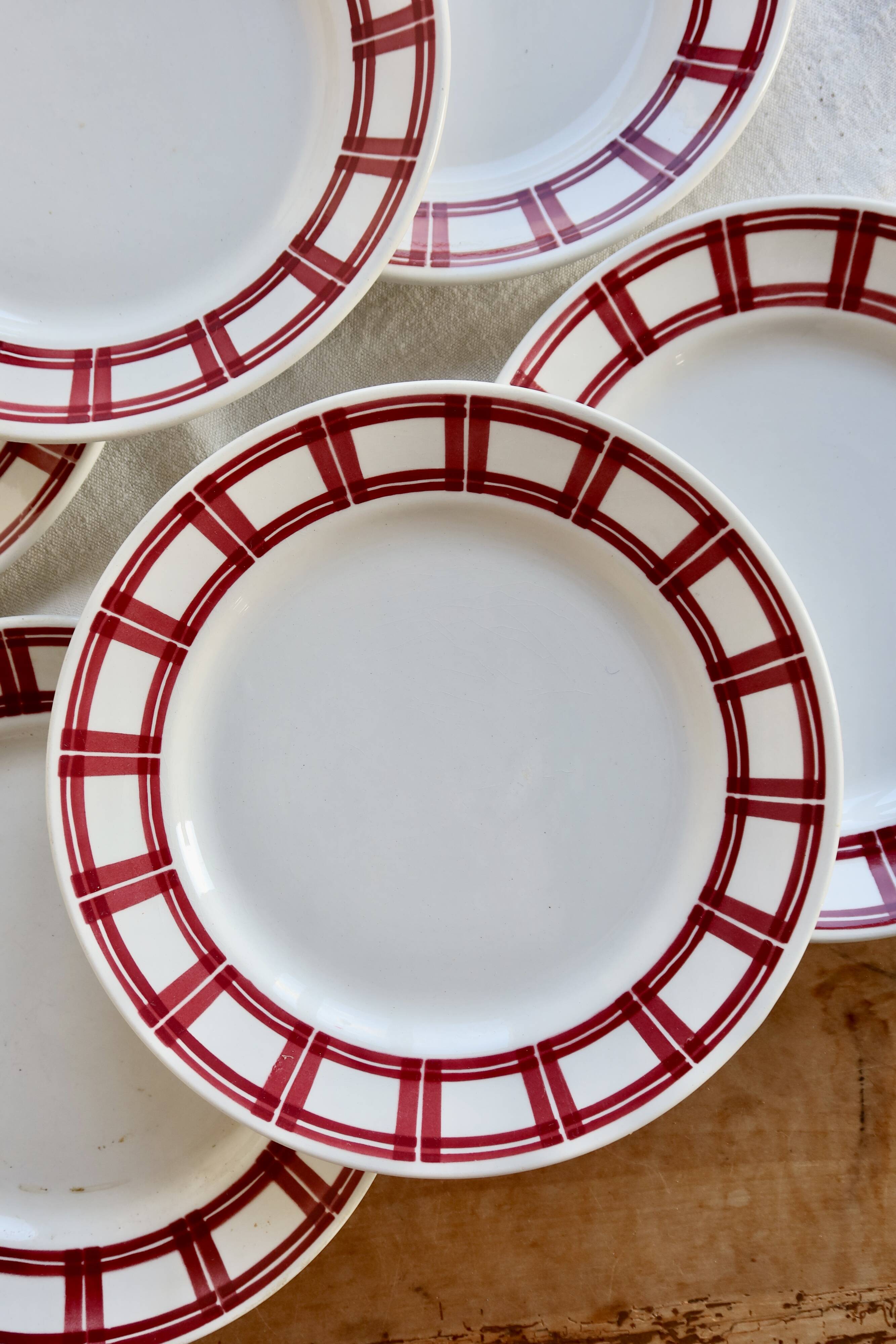 6 flat plates Badonviller ironstone with red geometric decoration