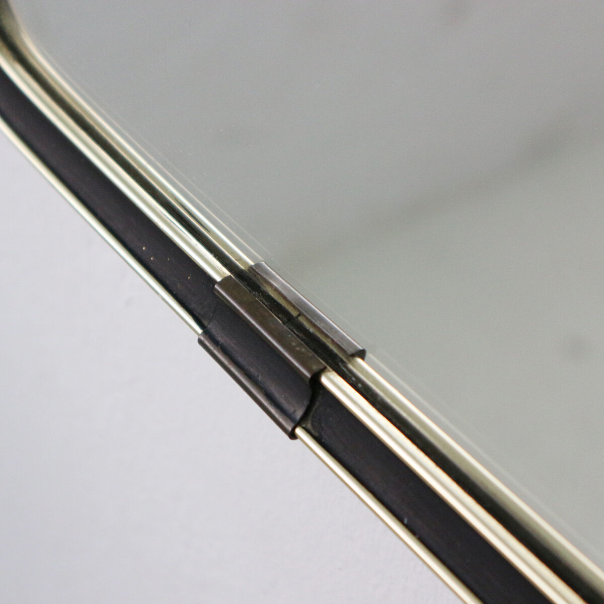 '50s wall mirror with relief brass frame