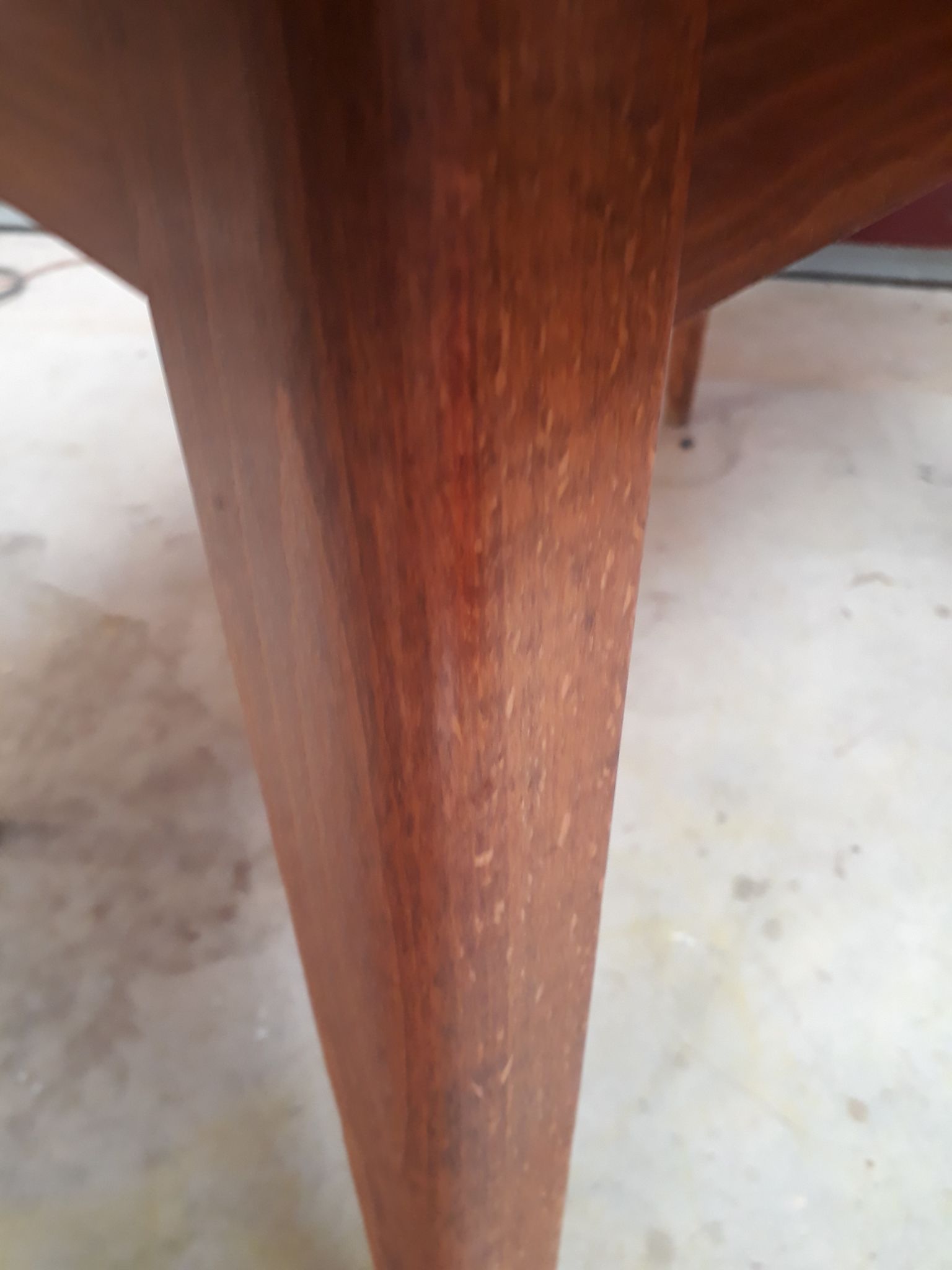 Table extensible scandinave dessus formica pied bois