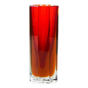 Vase en verre rouge, design tchèque, années 1960, fabriqué en République tchèque