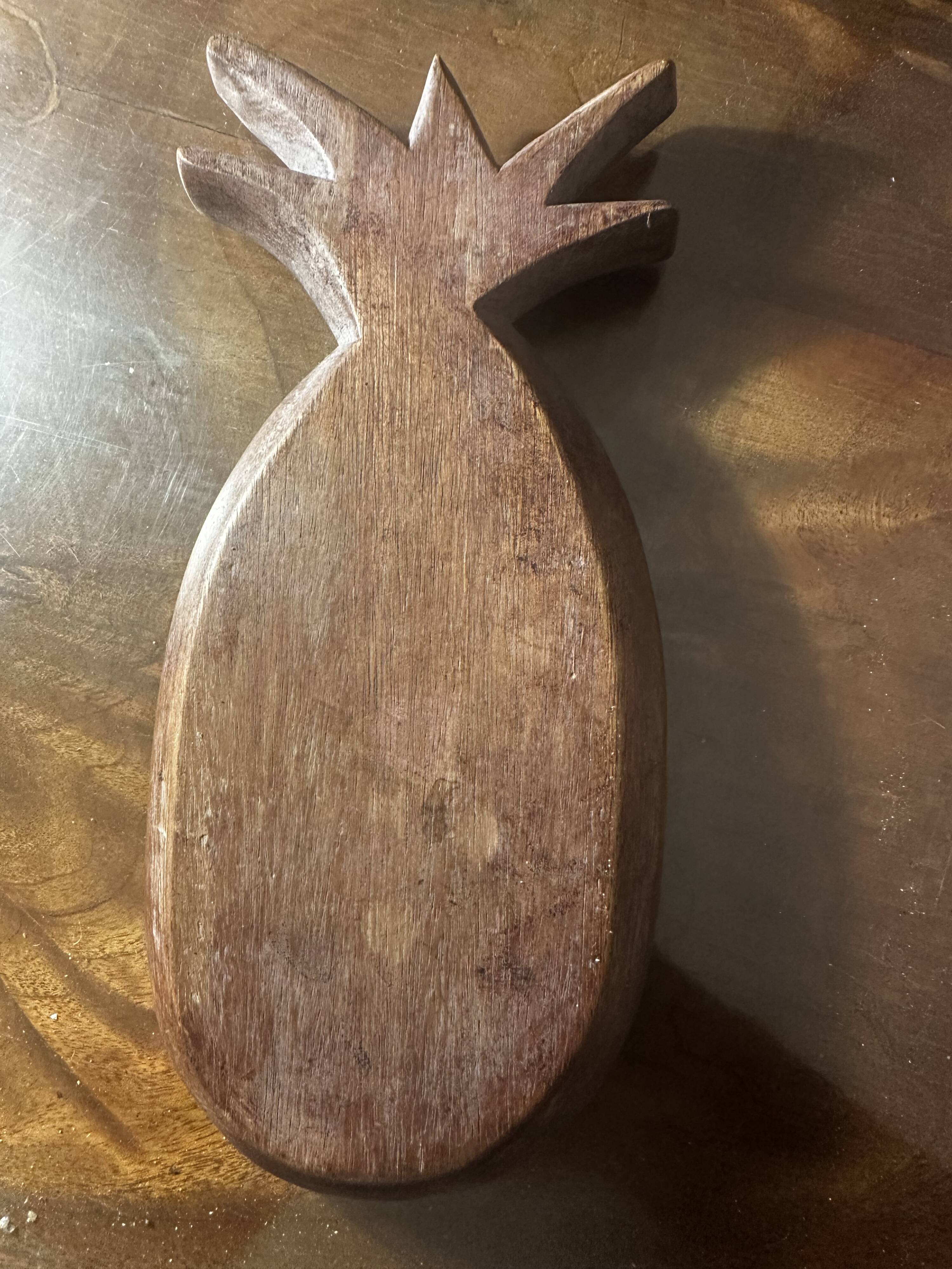 Vide poche vintage en bois sculpté formant un ananas