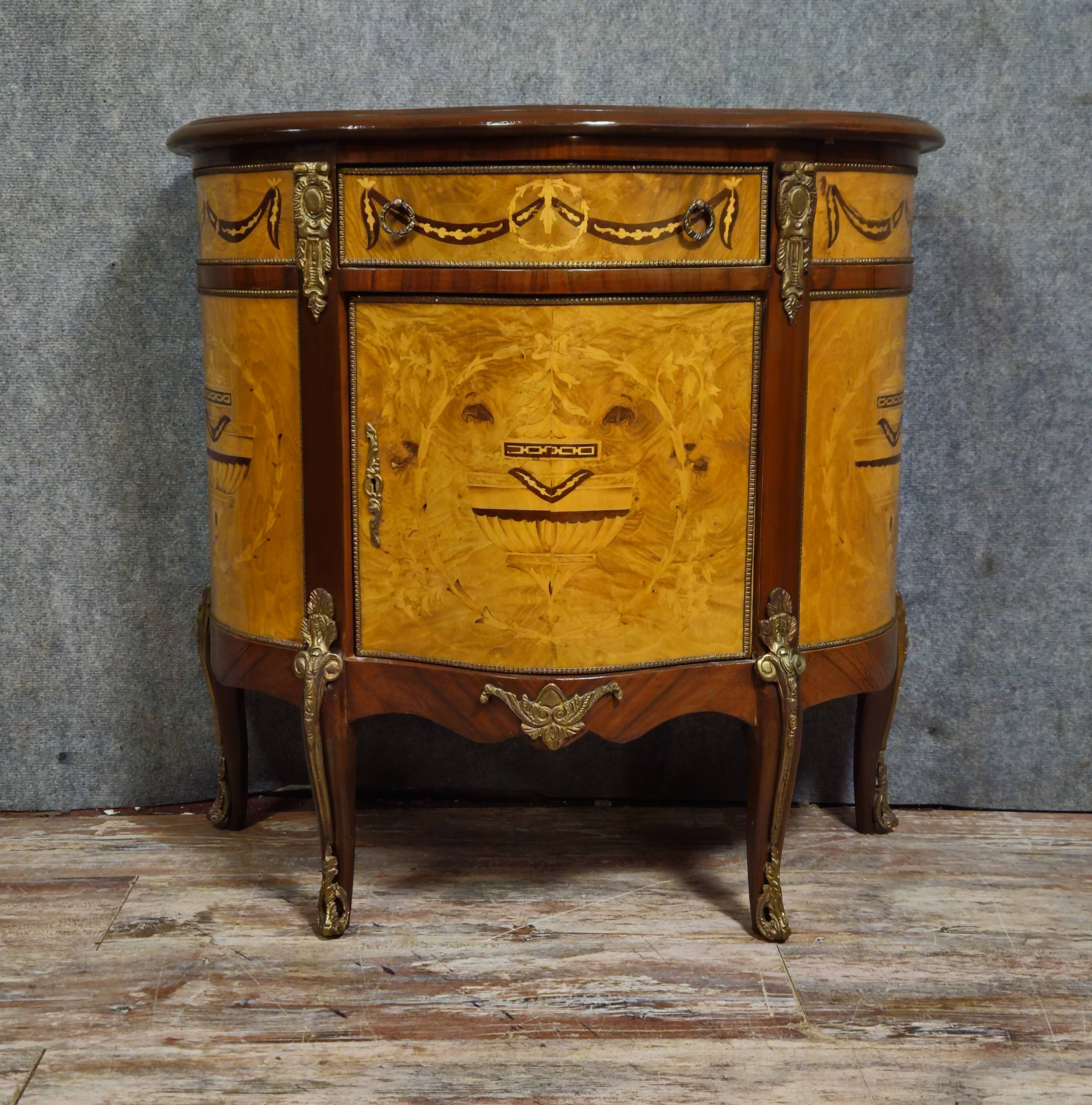 Commode demi-lune de style Louis XV en marqueterie et décors de bronze