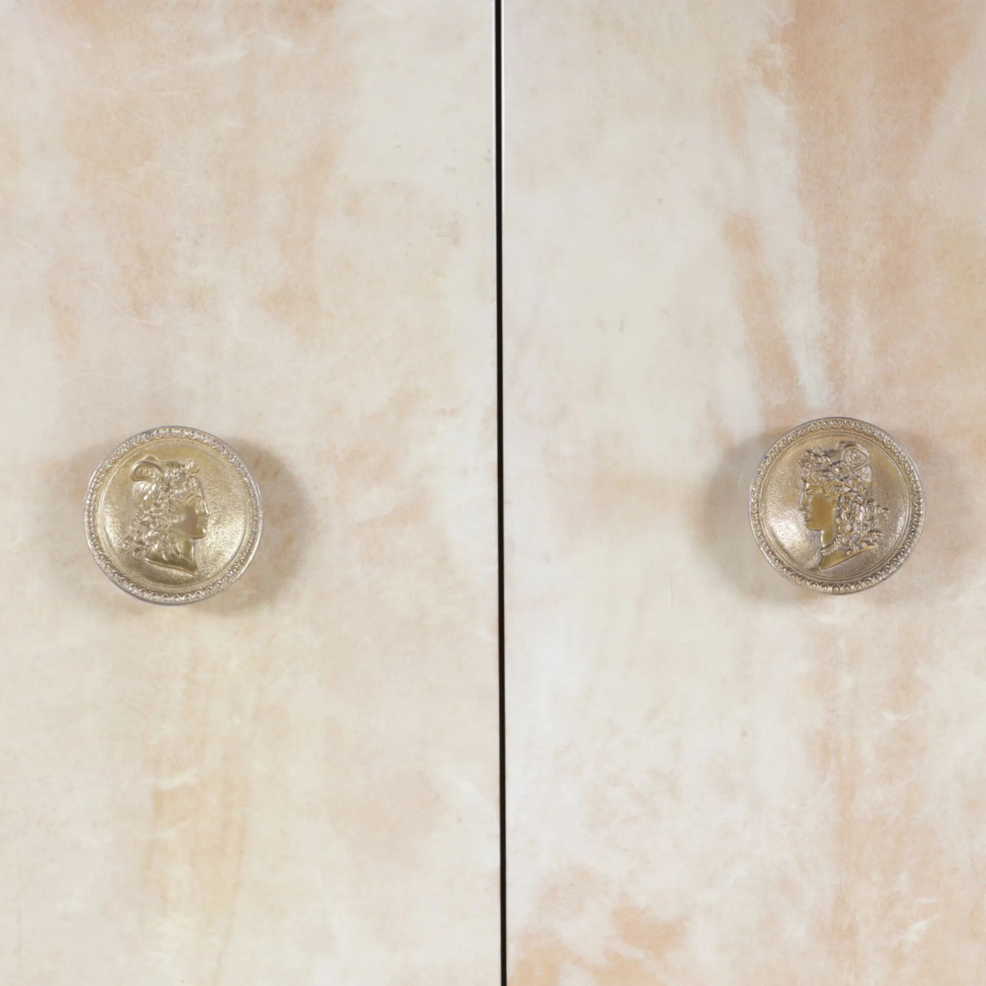 Cabinet de bar Aldo Tura en peau de chèvre sur piédestal, années 1960