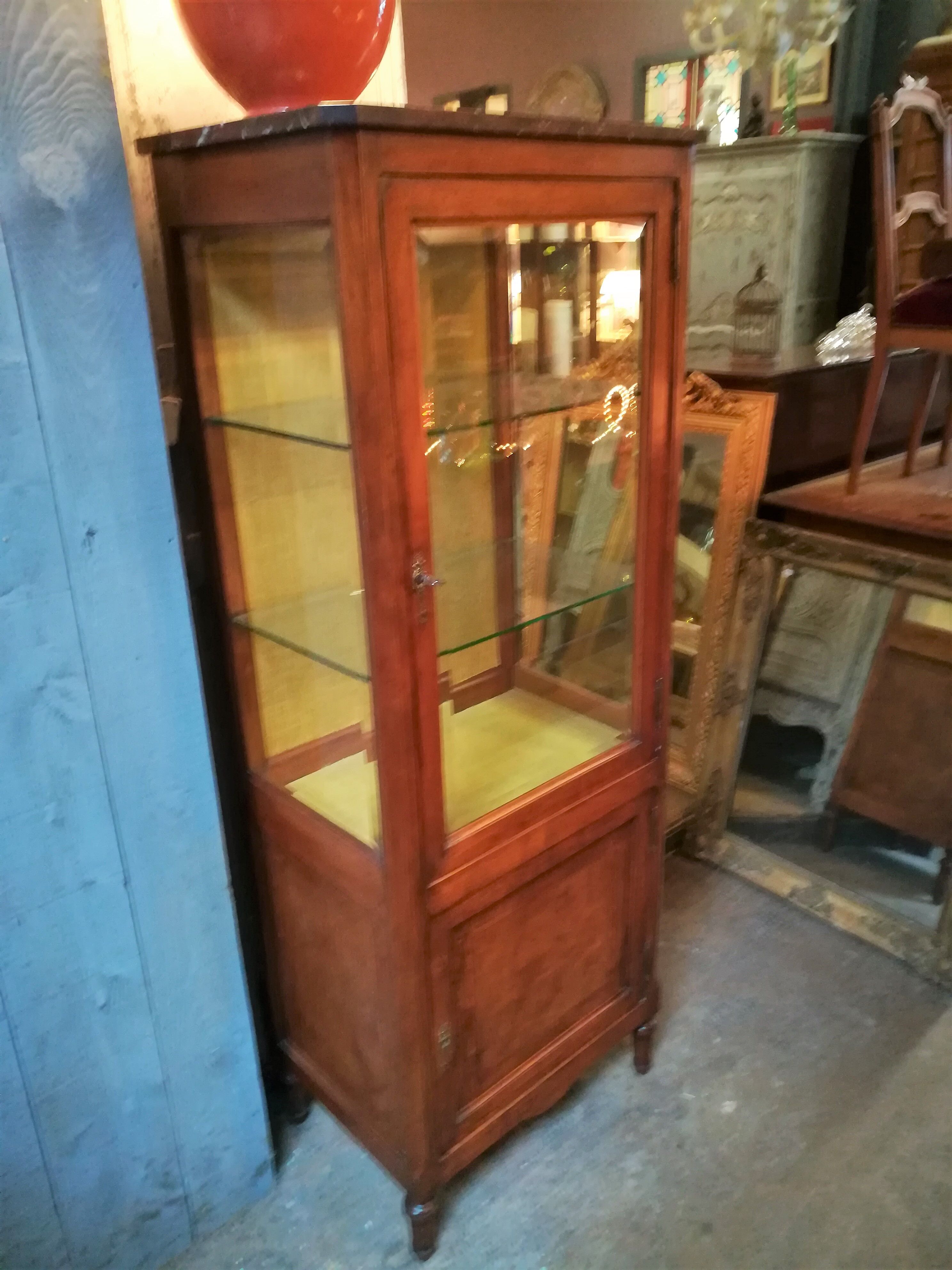 Vitrine en noyer style Louis XVI