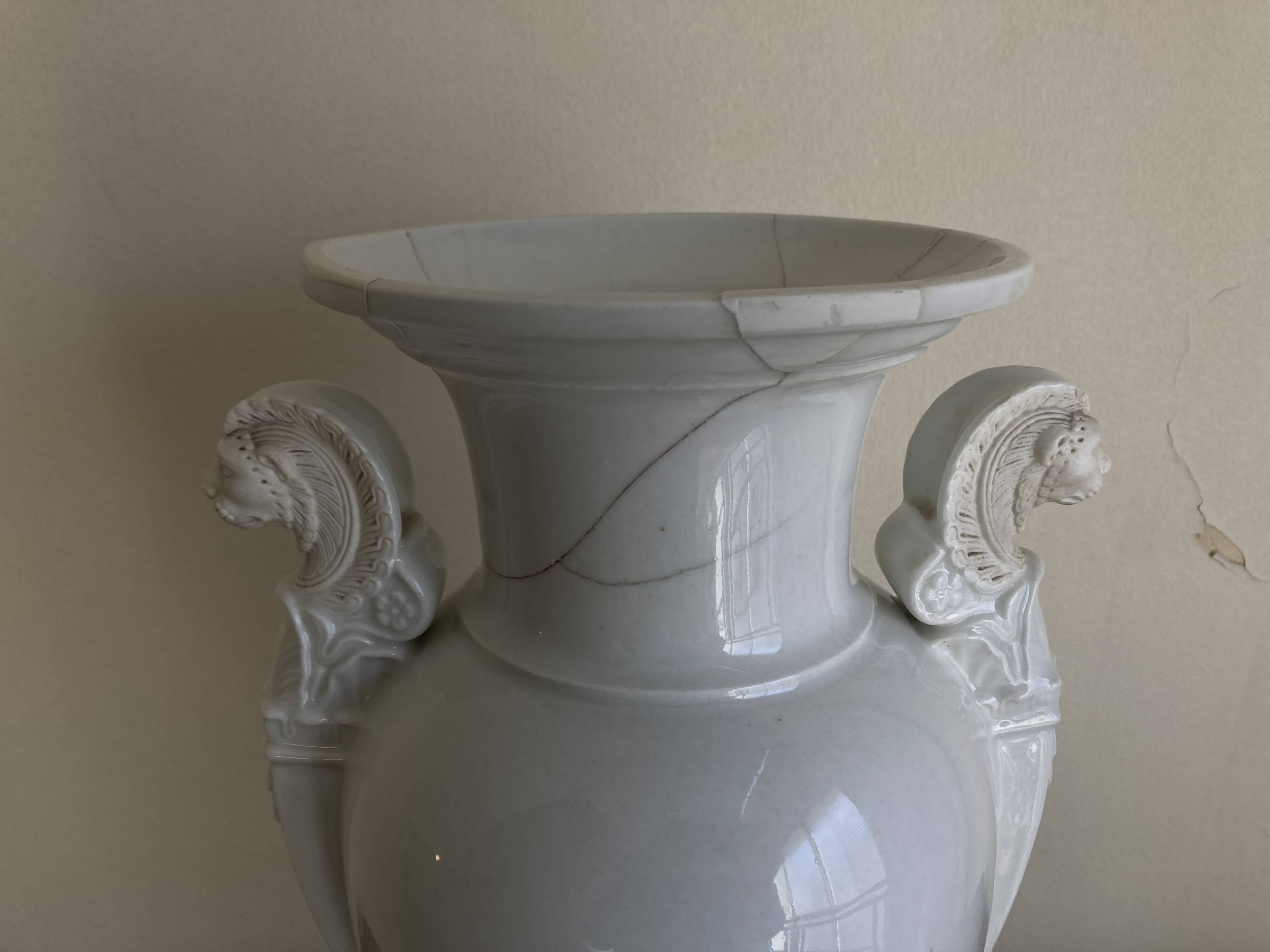 XXL white lion head neo-classical amphora vase from the Empire Consulate.