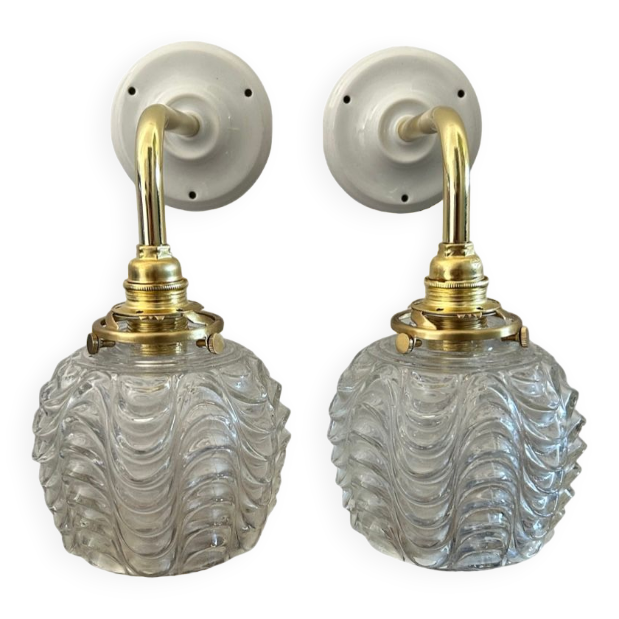 Paire d’appliques murales en verre ciselé