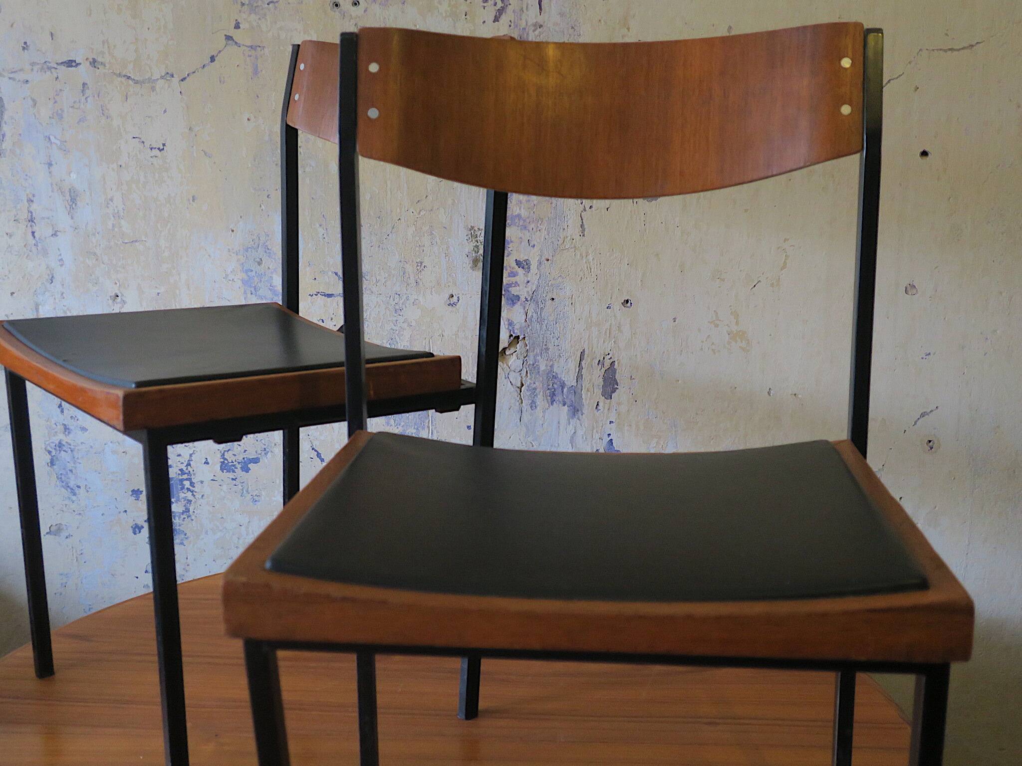 Paire de chaises empilables en teck et fer, années 1960