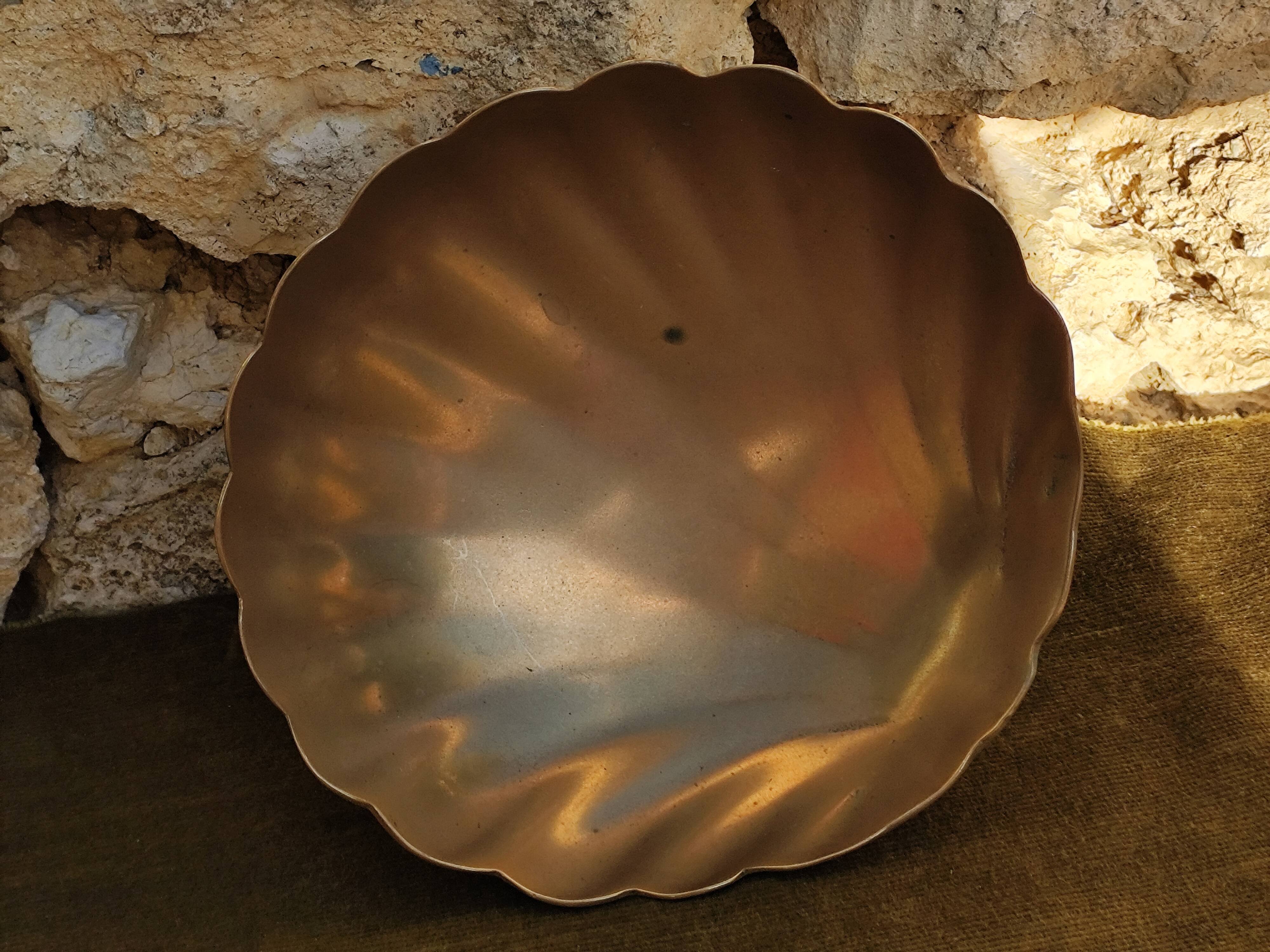 Large brass shell-shaped pocket emptier