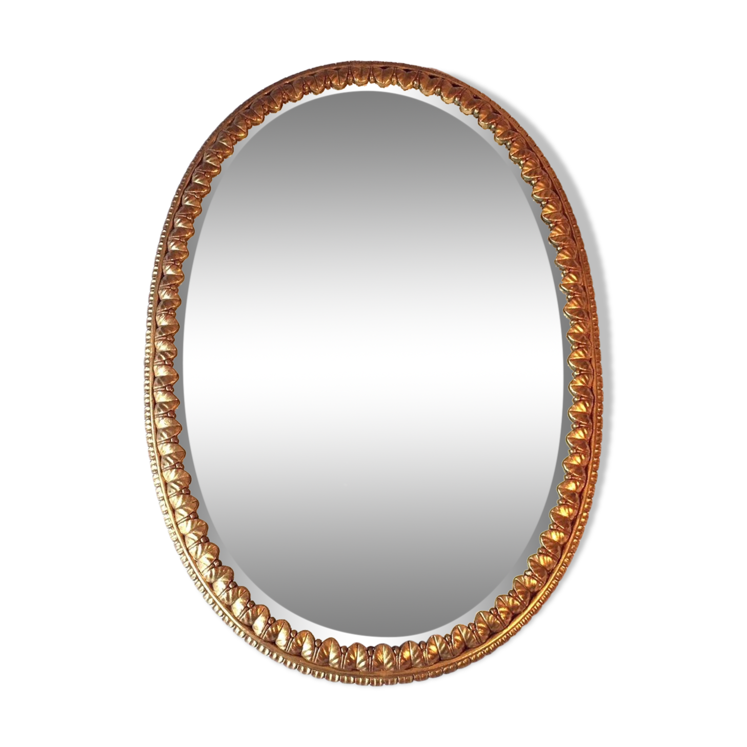 Miroir doré à décor de feuilles d'eau et de palmettes
