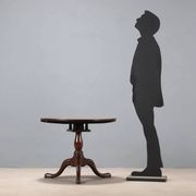 Small antique walnut table with a round top, United Kingdom, 19th century.