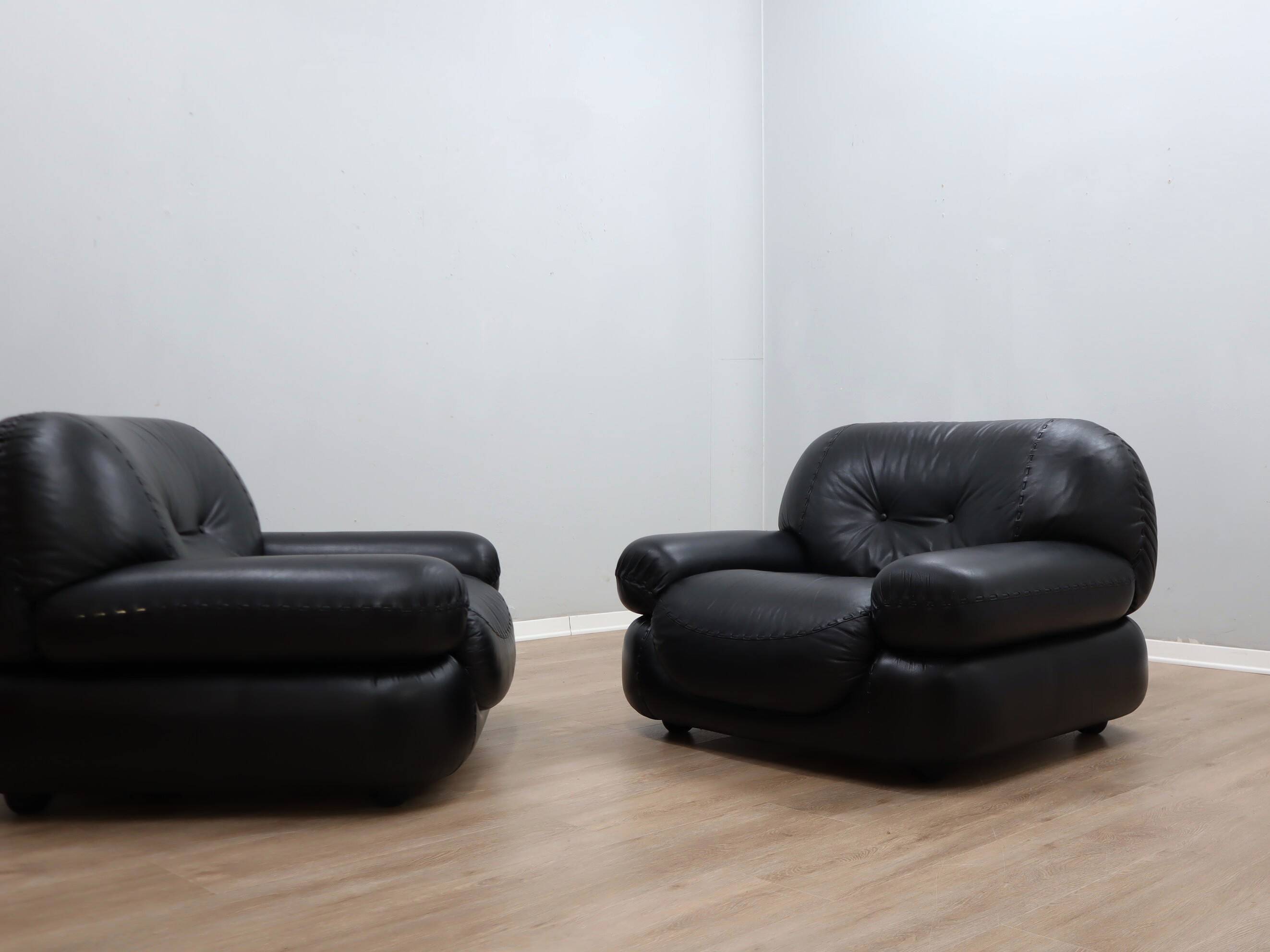 Pair of Mobil Girgi Sapporo armchairs black leather Italy 1970s