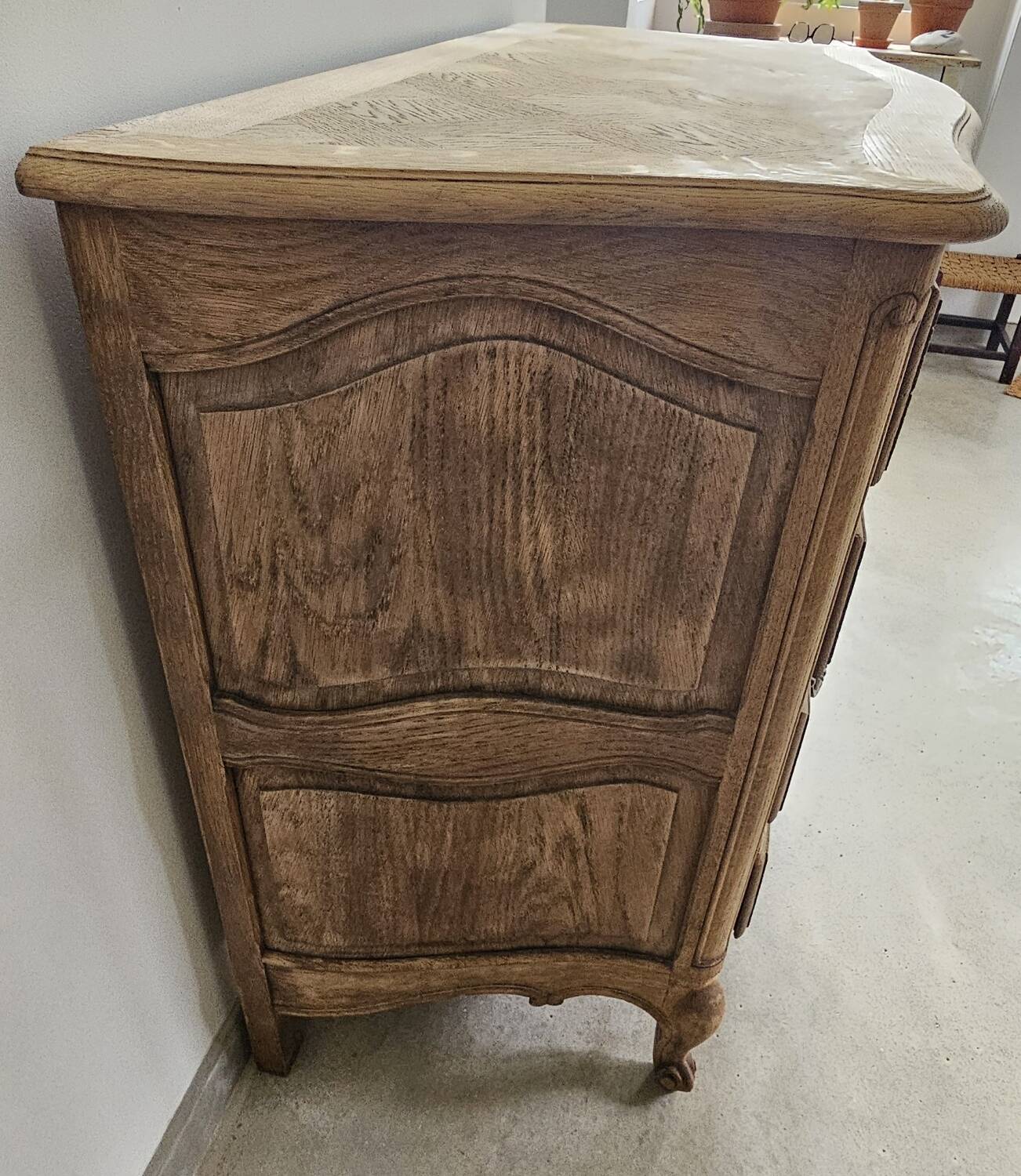 Louis XV style curved chest of drawers with 4 drawers in raw solid oak