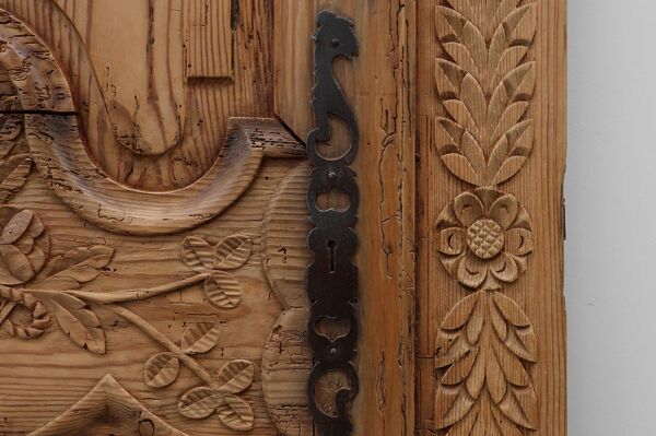Paire de deux portes anciennes en bois sculpté à la main, vers 1880.