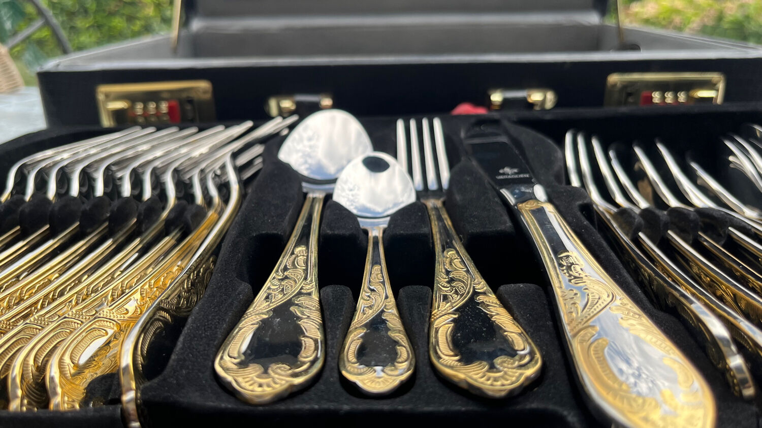 Varaguen 70-piece 23-carat gold-plated cutlery set