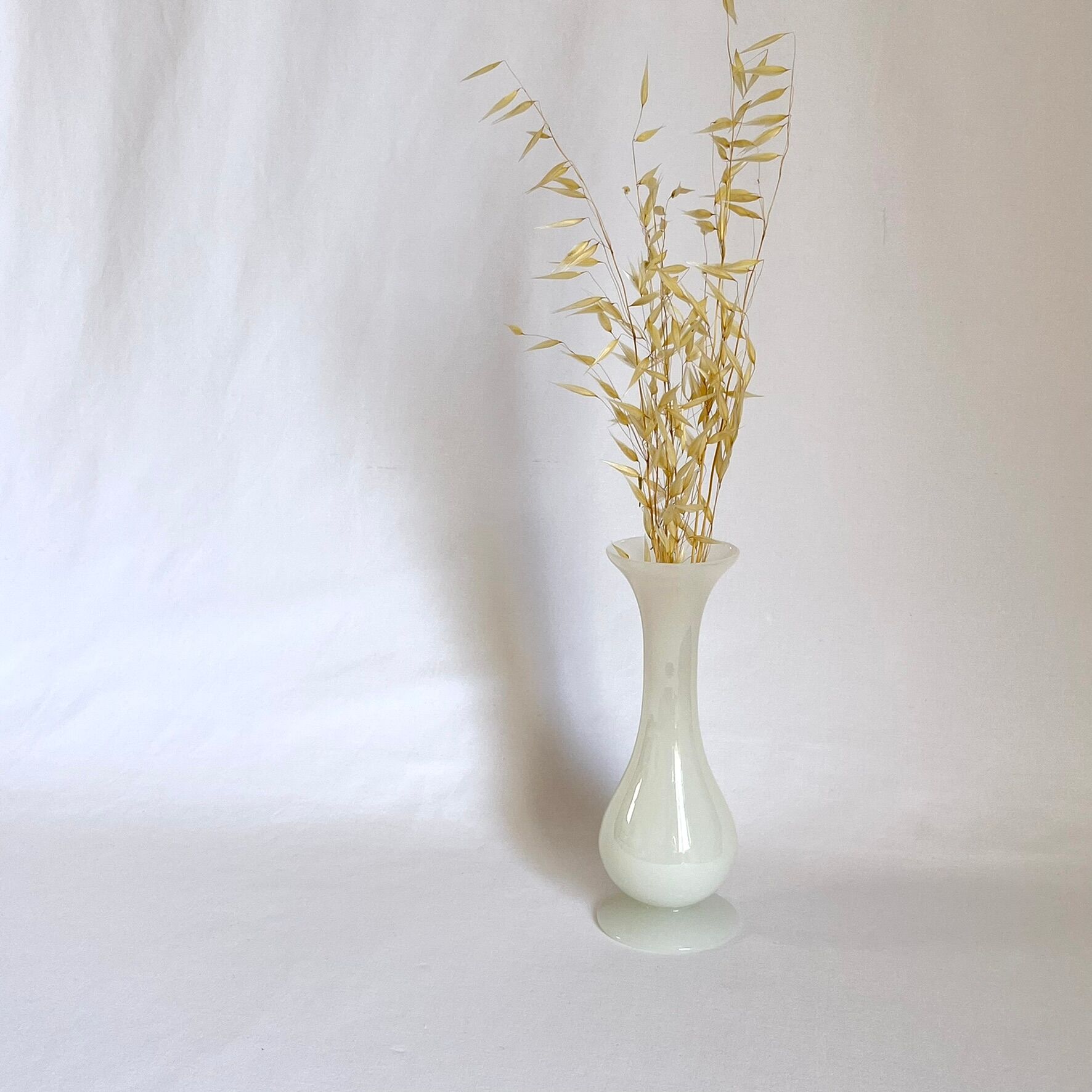 Vase soliflore opaline blanc vintage