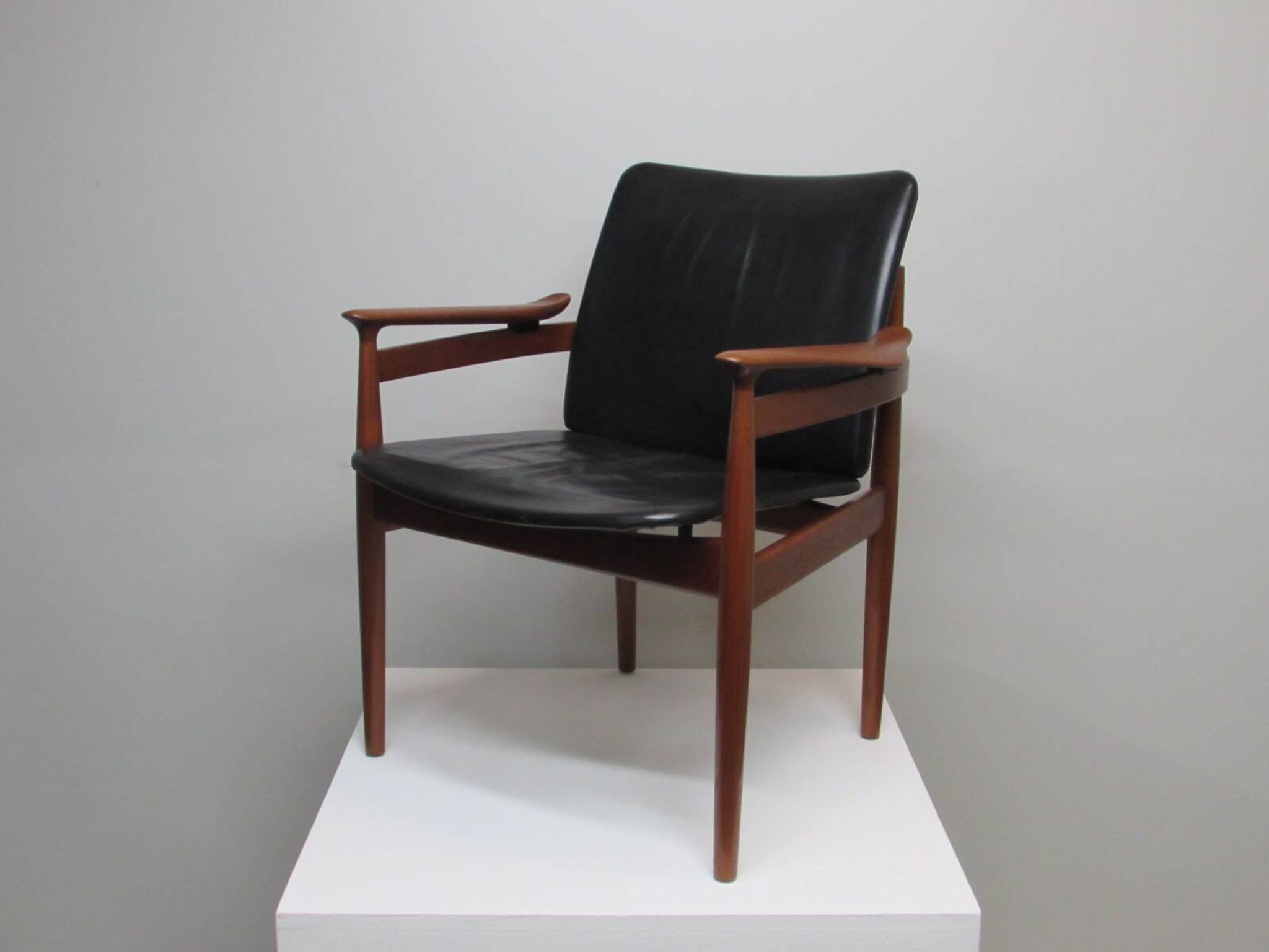 Finn Juhl model 192 in Teak, leather for France & Daverkosen