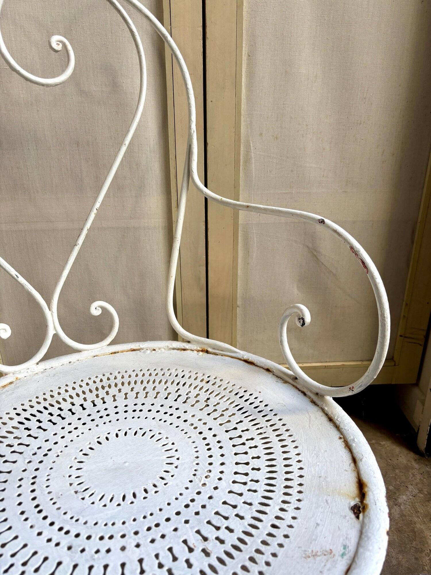 Fauteuil de jardin en fer forgé blanc