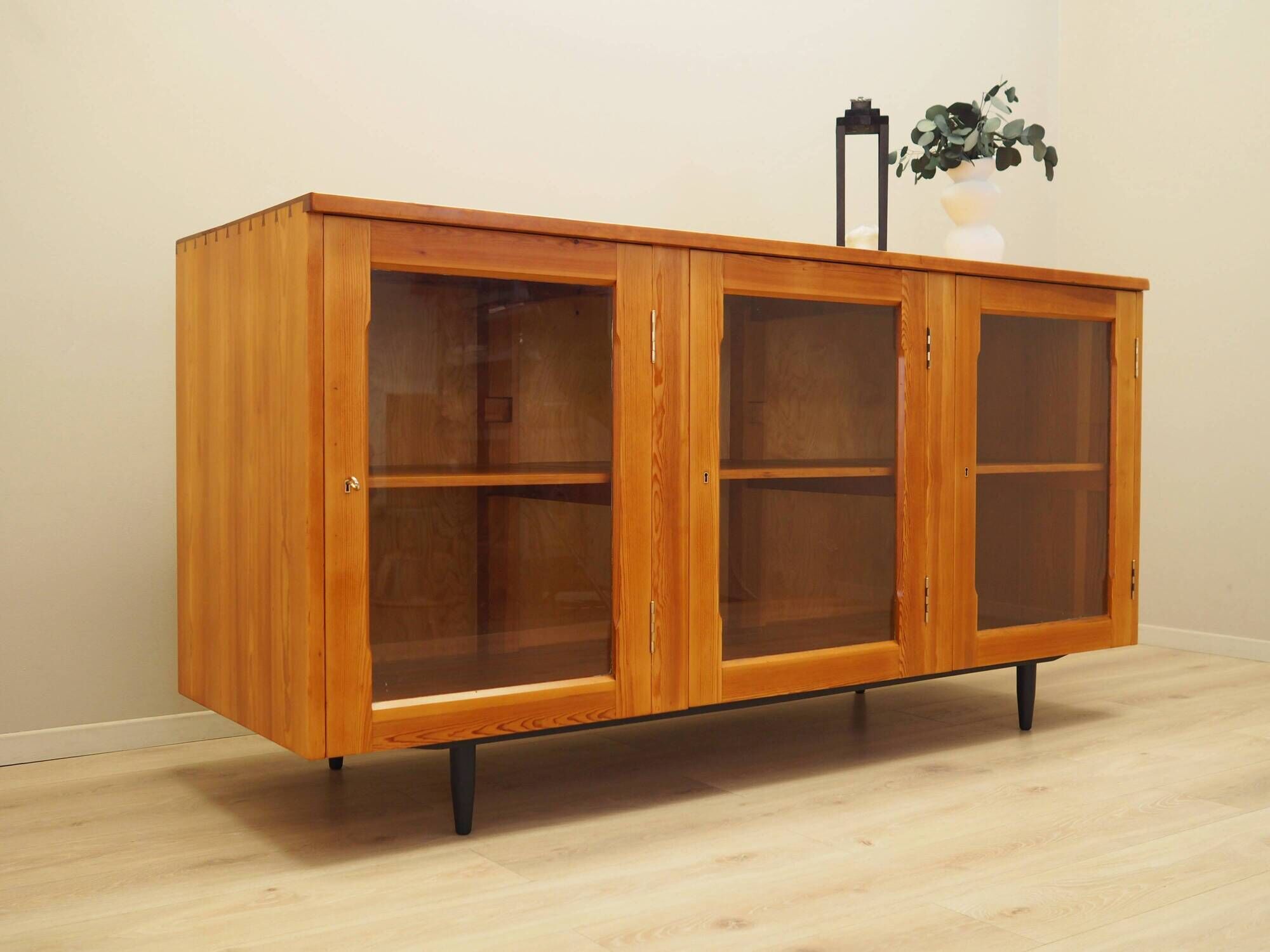 Vitrine danoise en pin, années 1980