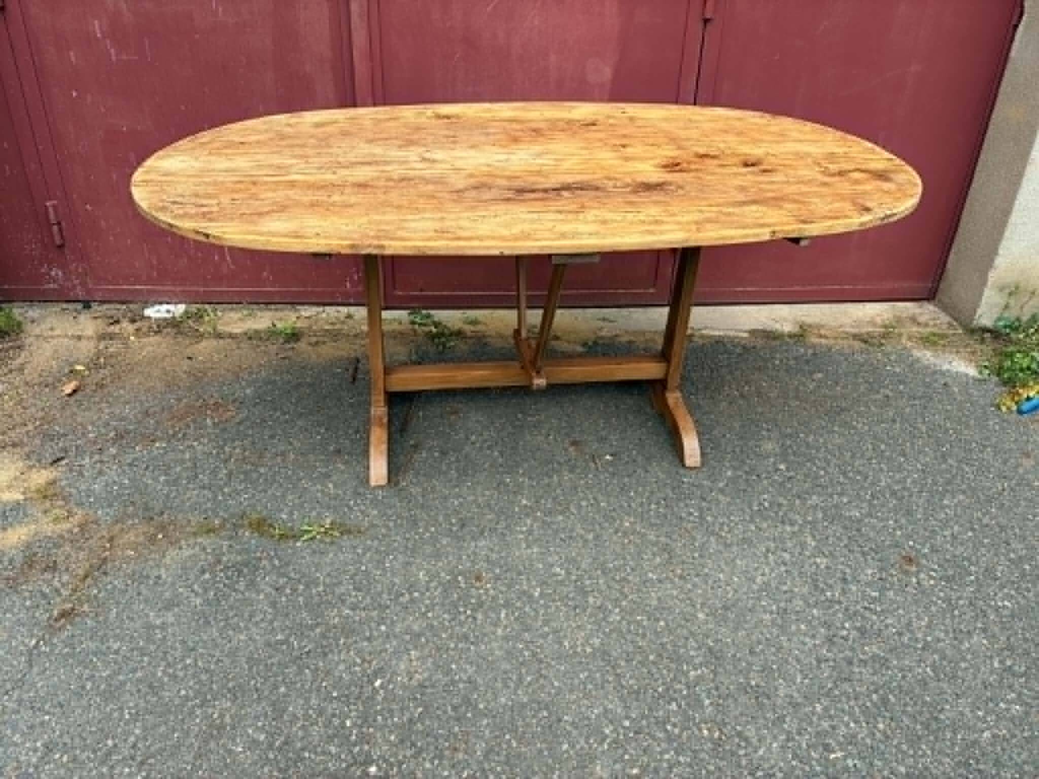 Oval dining table