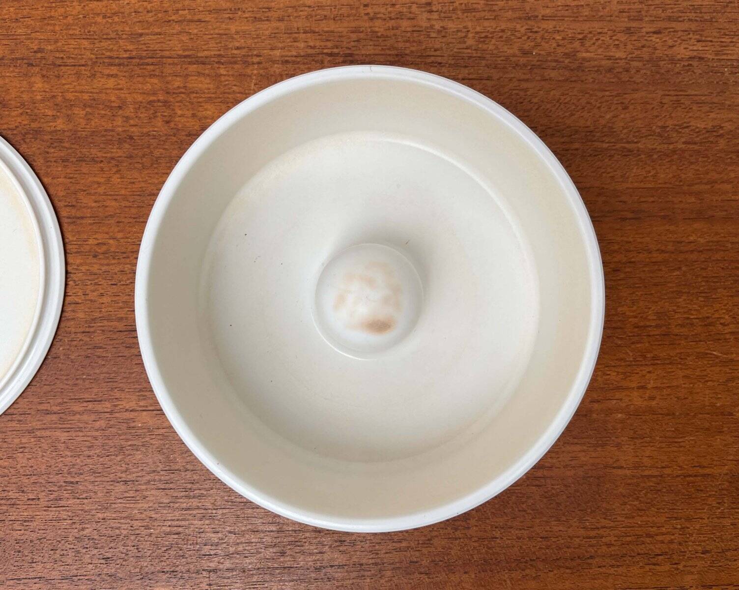 White melamine ashtray, mid-century Swedish design by Gunnar Larson for Gustavsberg, 1960s.