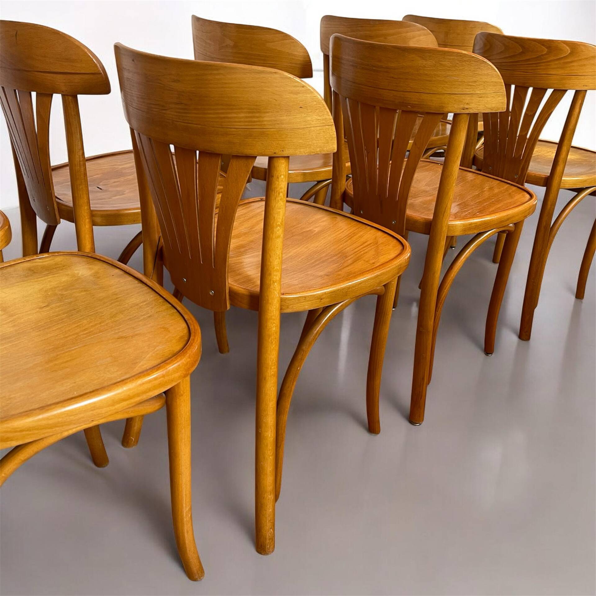 Set of 8 vintage bistro chairs in bent wood, Baumann / Tho style.