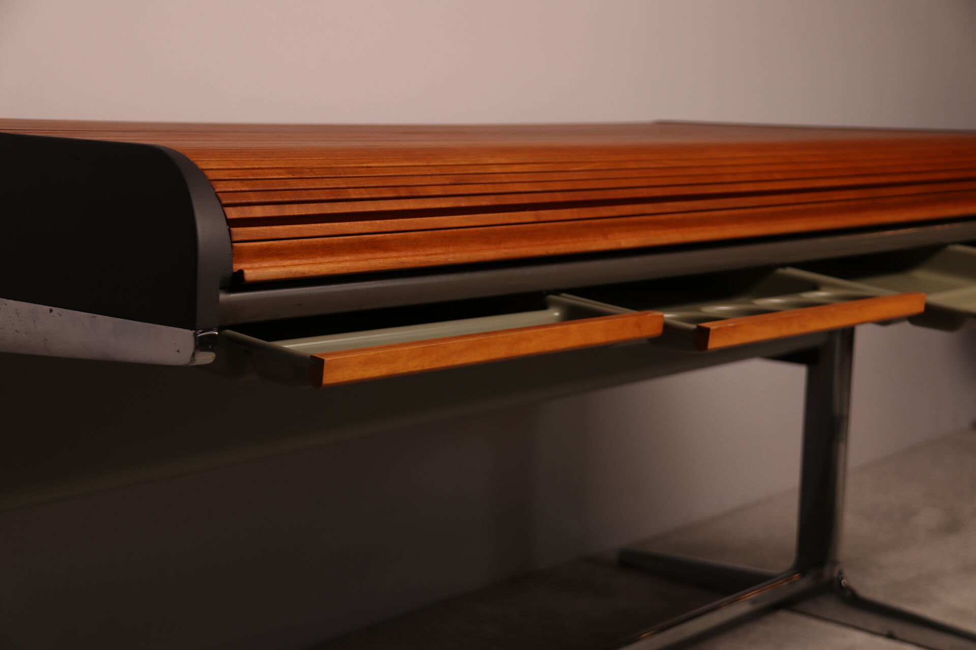 'Action office desk'  in walnut  designed by George Nelson  for Herman Miller - US - 1960's