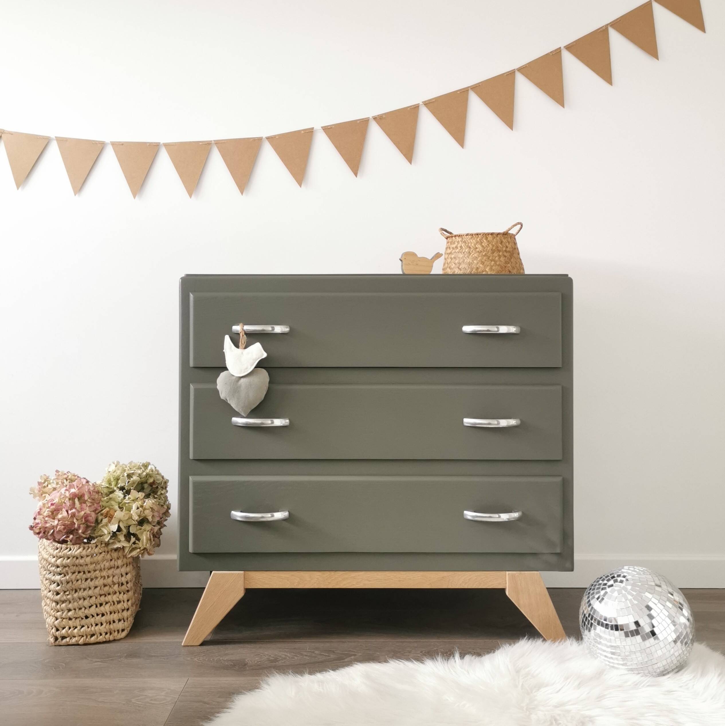 Commode vintage pieds compas