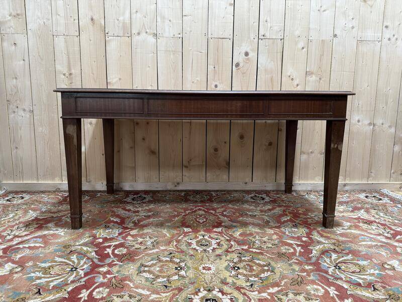 Bureau plat de style anglais en acajou et cuir signé "MAPLE"