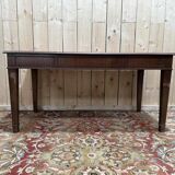 Bureau plat de style anglais en acajou et cuir signé "MAPLE"