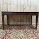 Bureau plat de style anglais en acajou et cuir signé "MAPLE"