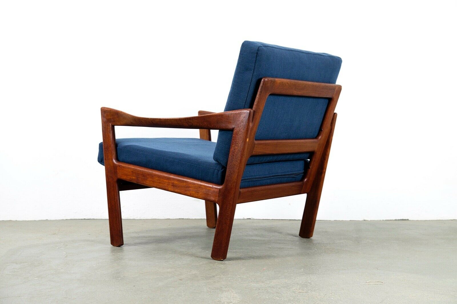 Illum Wikkelsø chair model 20 made by Niels Eilersen