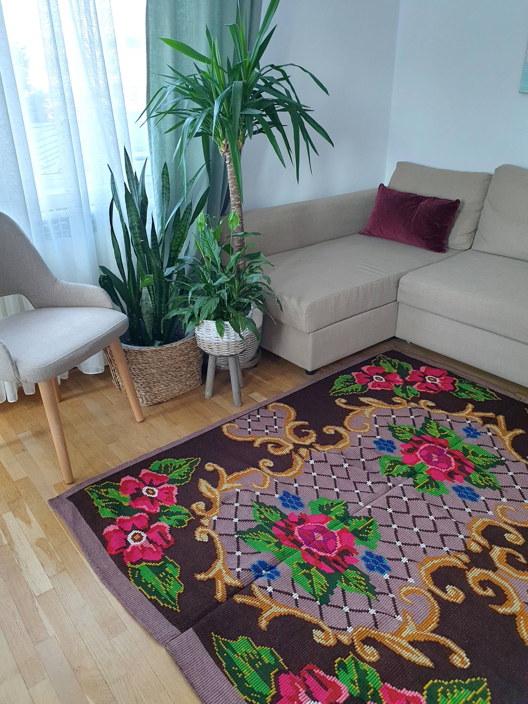 Boho chic Romanian carpet made by hand in wool, floral boho, lavender background with pink flowers 146x186cm