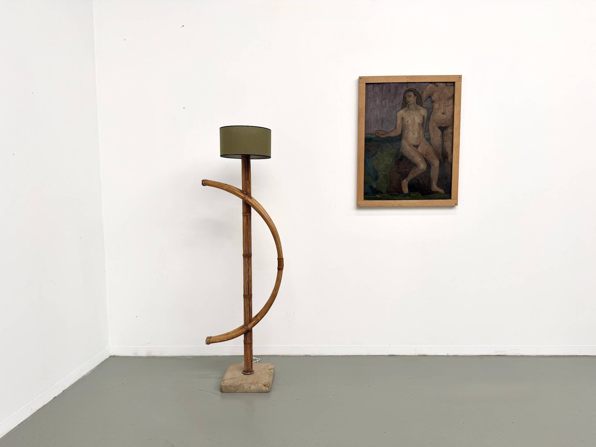 Lampadaire sculptural en rotin cintré