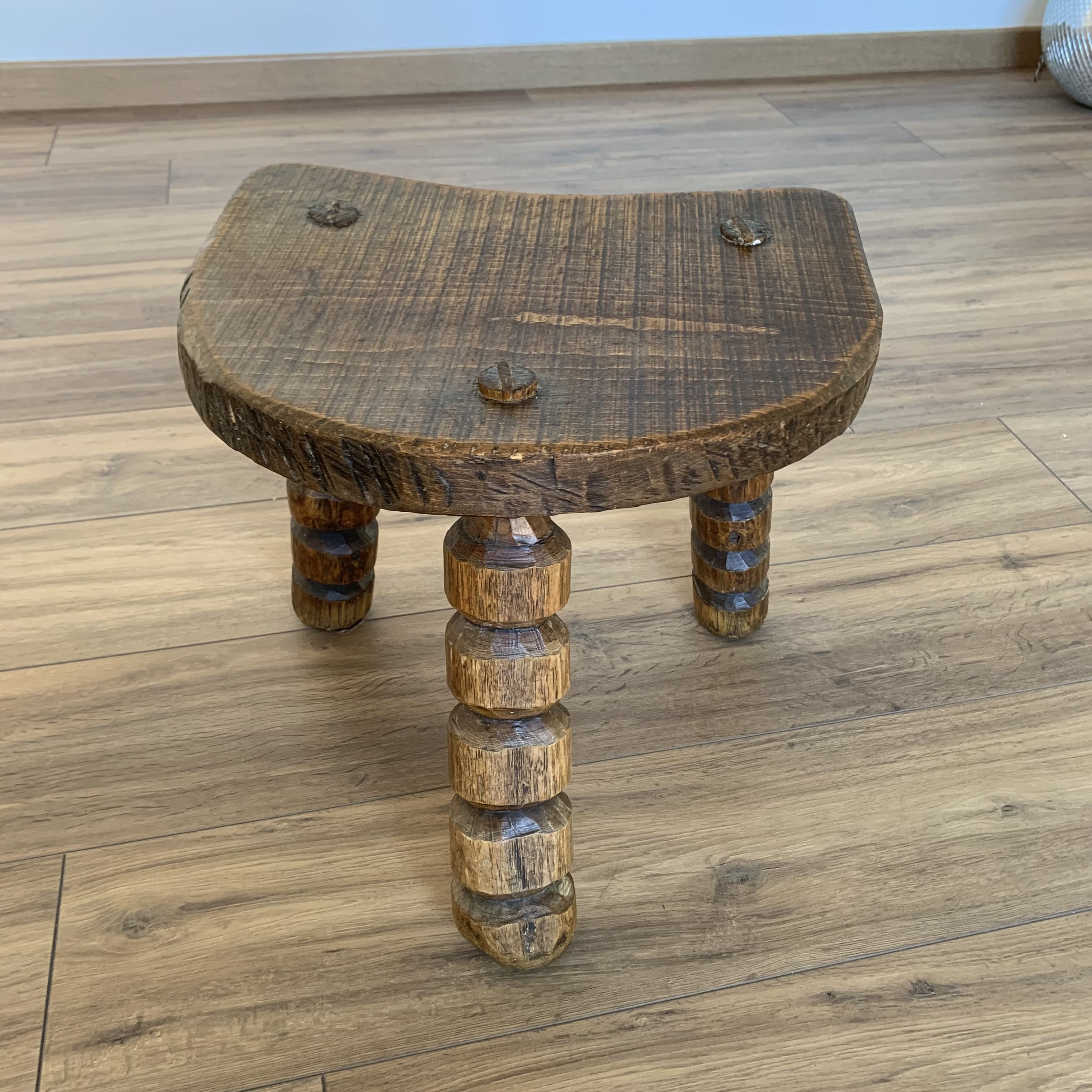 Tabouret tripode pieds taillés