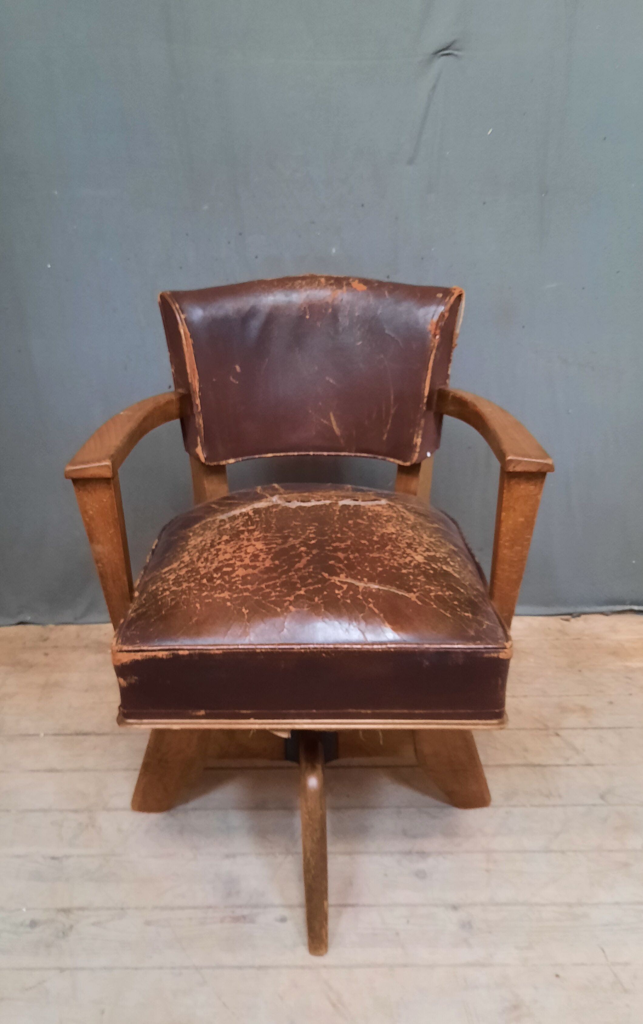 Vintage rotating burreau armchair