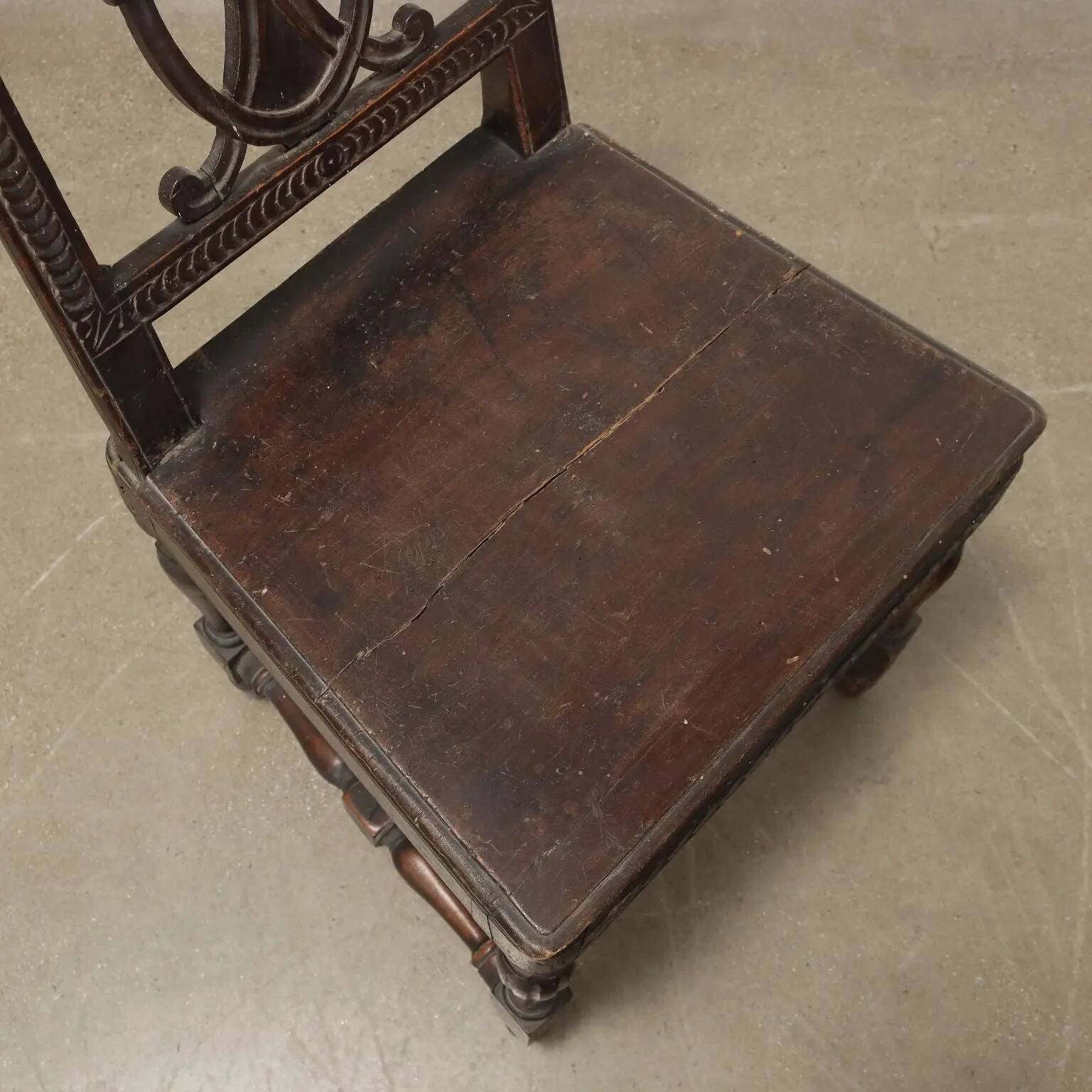 Antique neoclassical chairs in carved walnut, Italy, 18th century